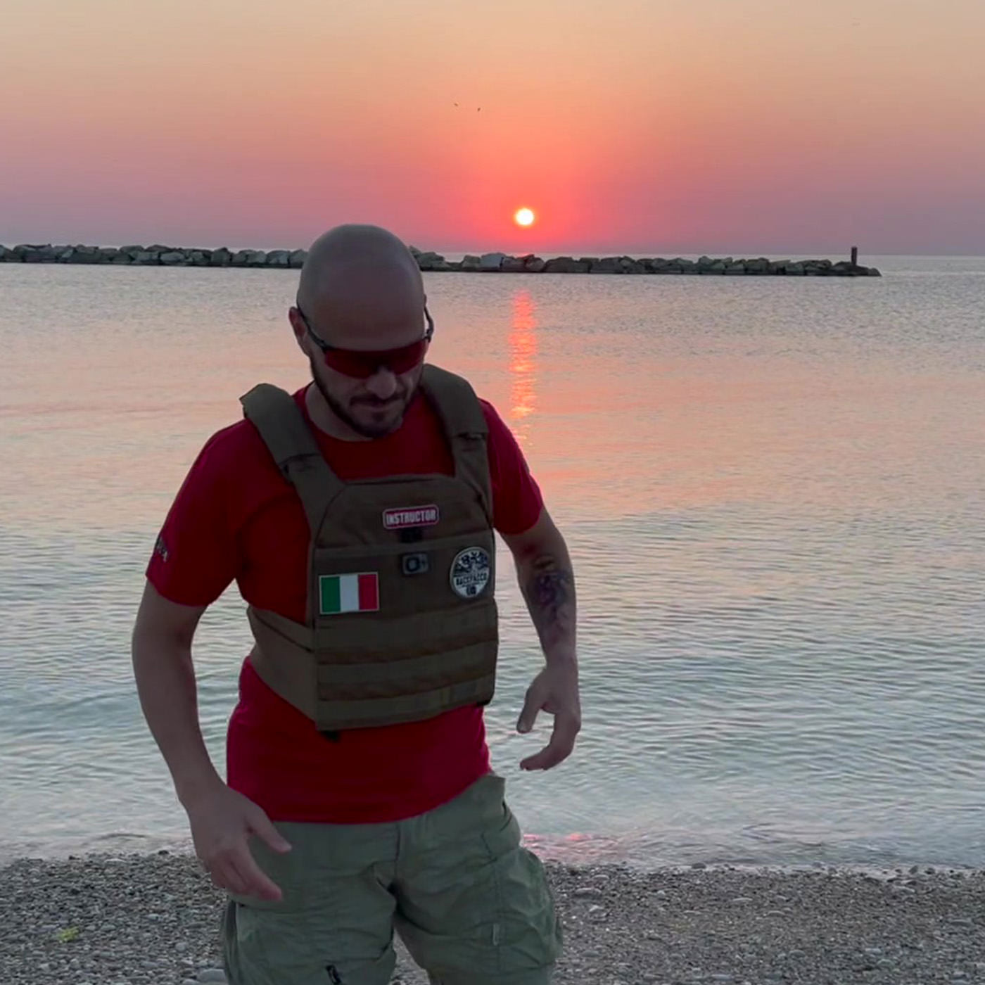 Mario Rabboni si allena in spiaggia al tramonto