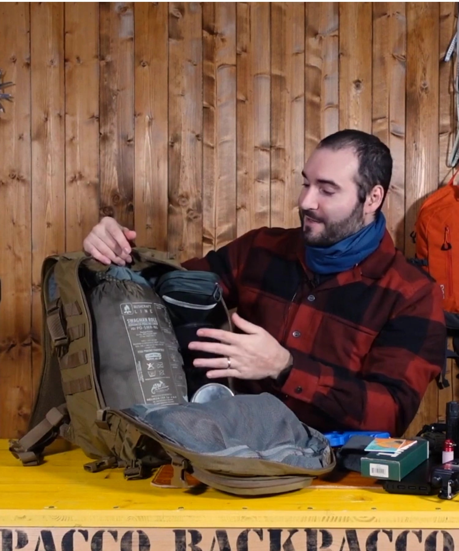 Paolo di Backpacco.it mostra la tasca posteriore del Kyler 20 di Pentagon
