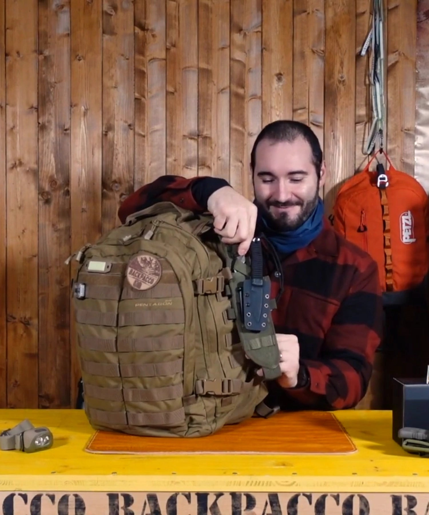 Paolo di Backpacco.it mostra il Kyler 20 di Pentagon con il Fox Parang agganciato al pannello MOLLE