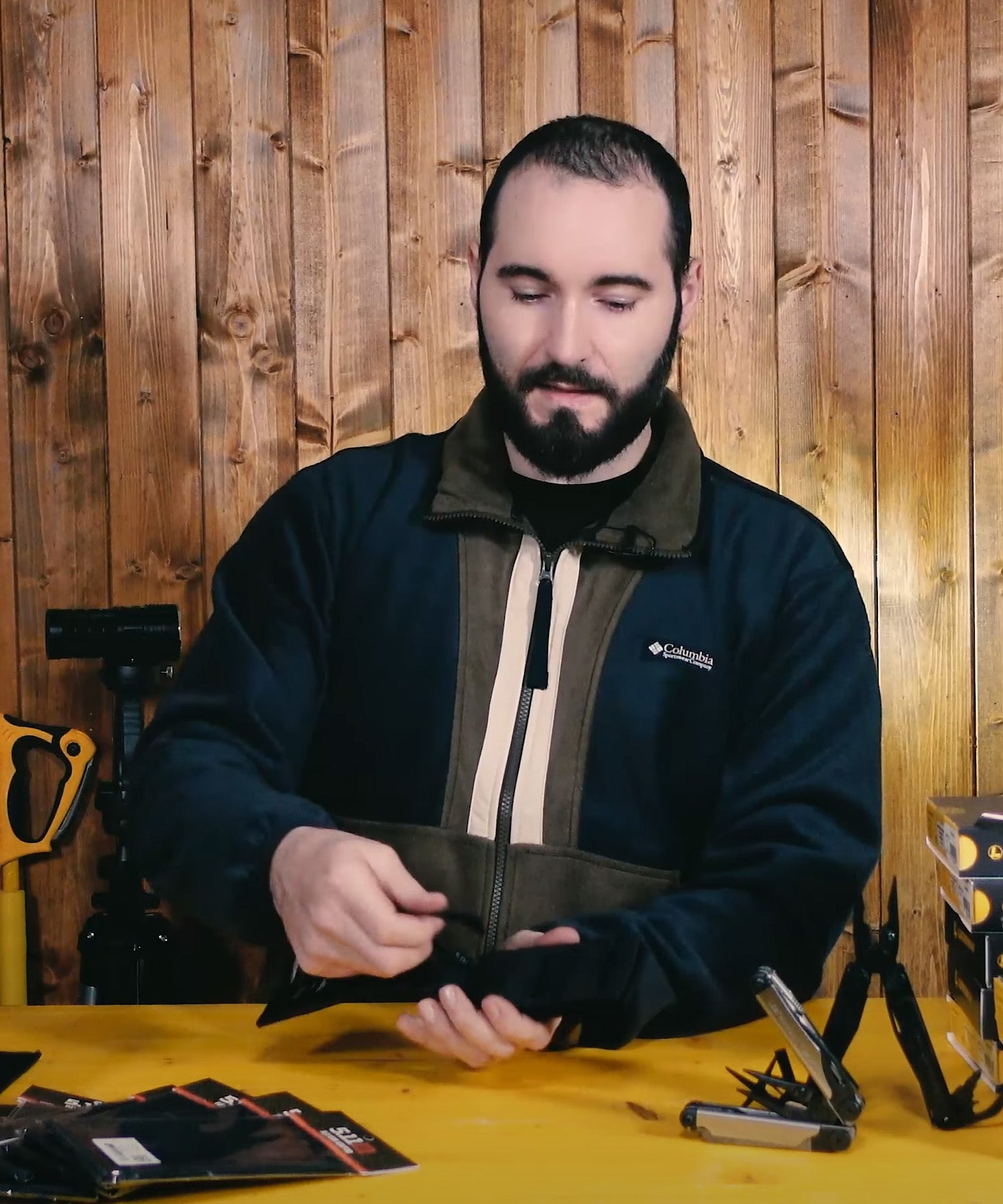 Paolo di backpacco applica il flex hook adapter al fodero del leatherman wave plus