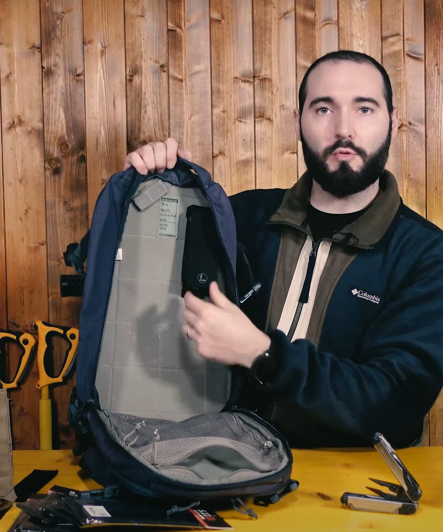 Paolo di backpacco applica il leatherman wave plus all'interno dello zaino amp 10 di 5.11