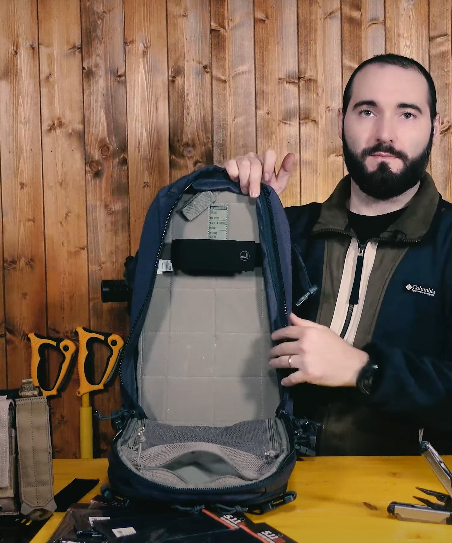 Paolo di backpacco mostra la flessibilità del sistema velcro per sistemare gli oggetti all'interno dello zaino