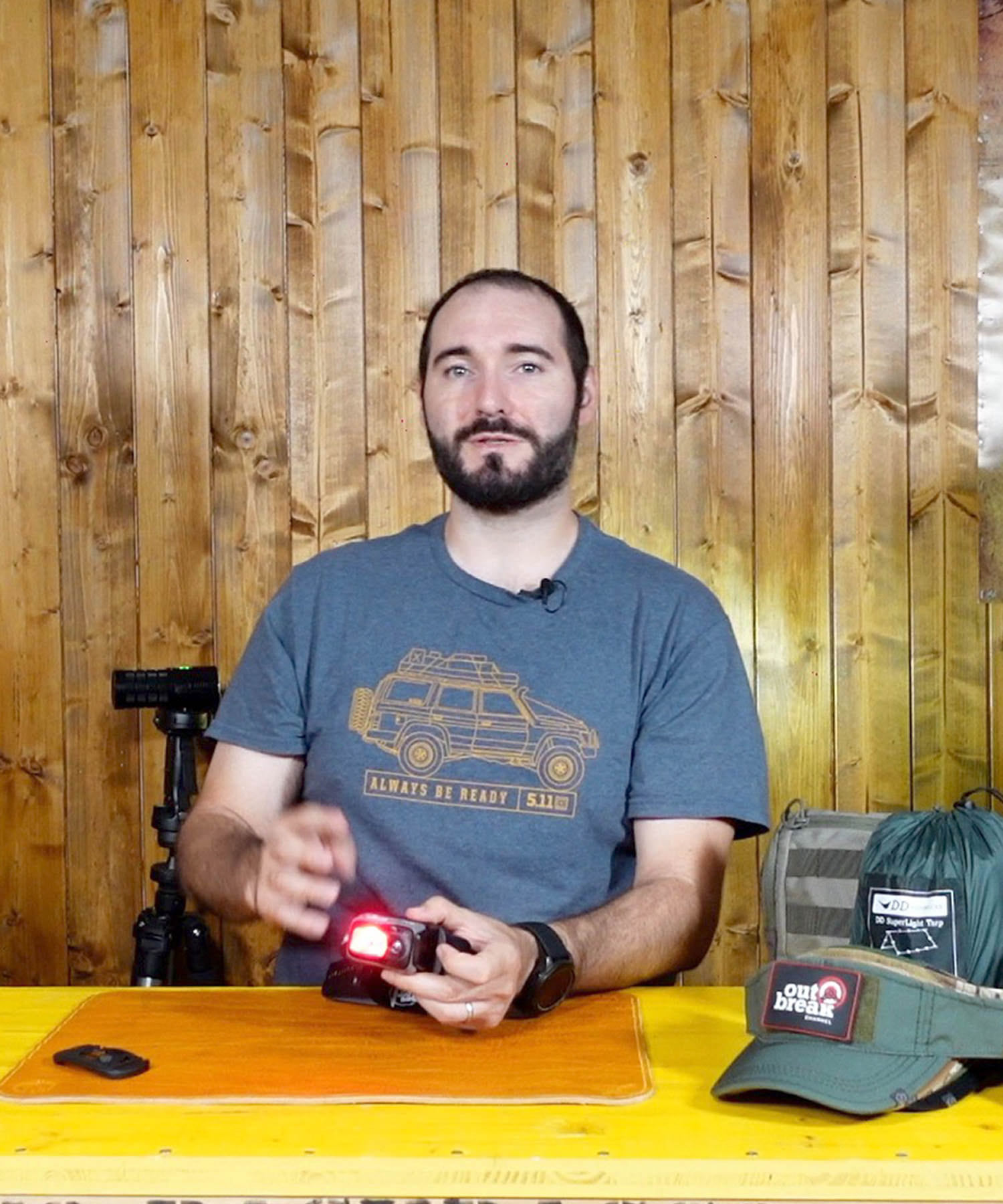 Paolo di BackPacco mostra la SWIFT RL PRO con luce rossa accesa durante il barpacco