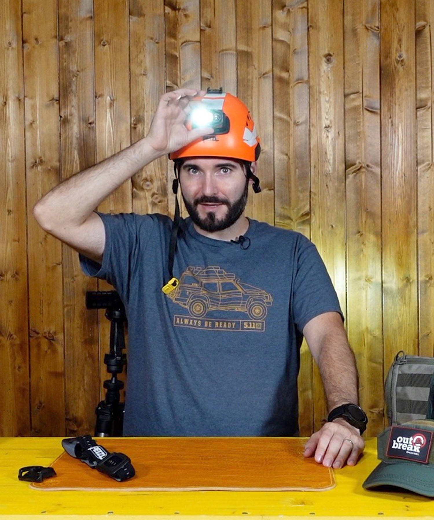 Paolo di BackPacco mostra la SWIFT RL PRO durante il barpacco sul casco vertex