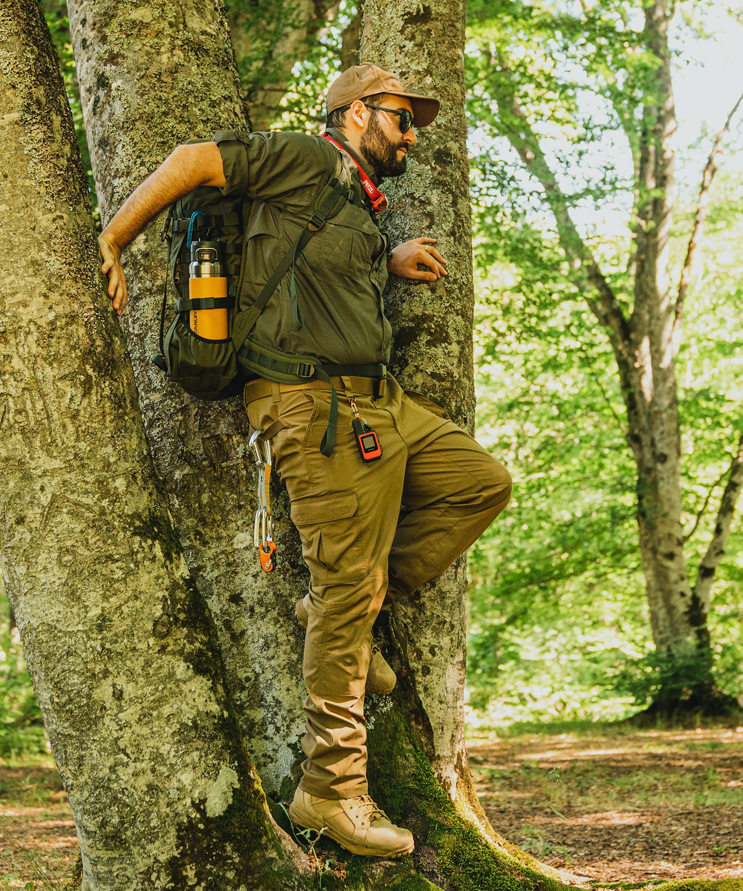 Paolo di Backpacco si gode un'uscita in natura con la sua stanley quick flip gialla nello zaino