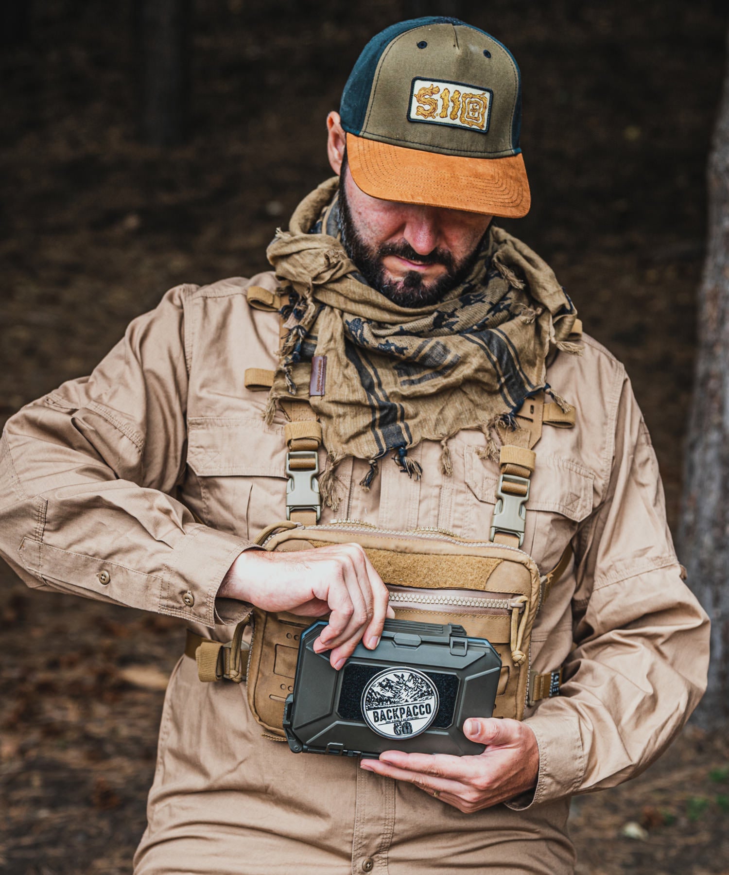 Paolo di backPacco apre il suo darkvault montato su un chestpack della frog.pro durante un'avventura