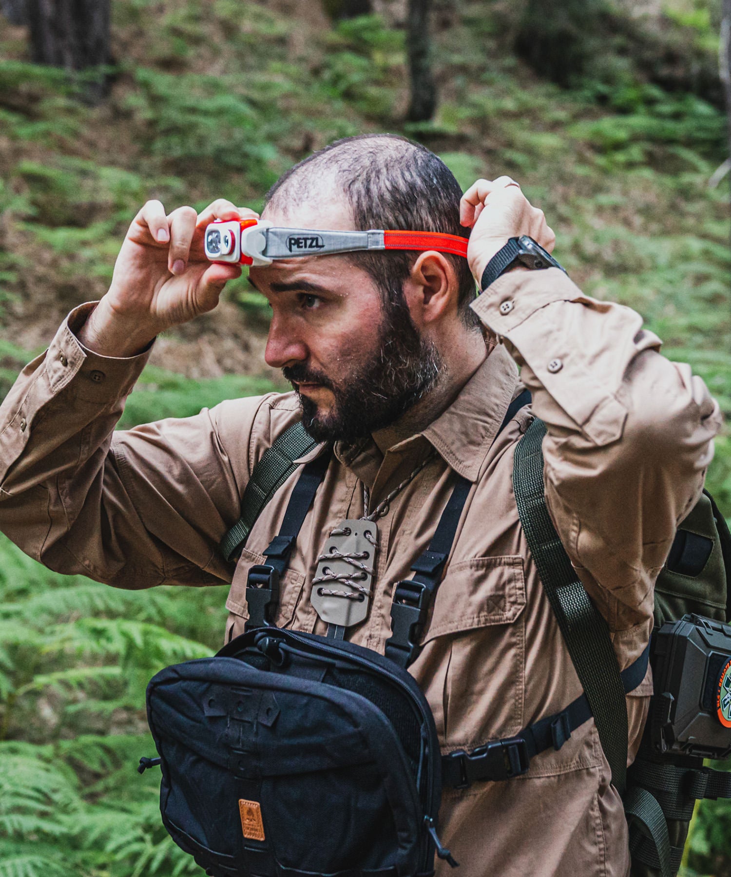 Paolo di backpacco indossa una swift RL e il chestpack helikon