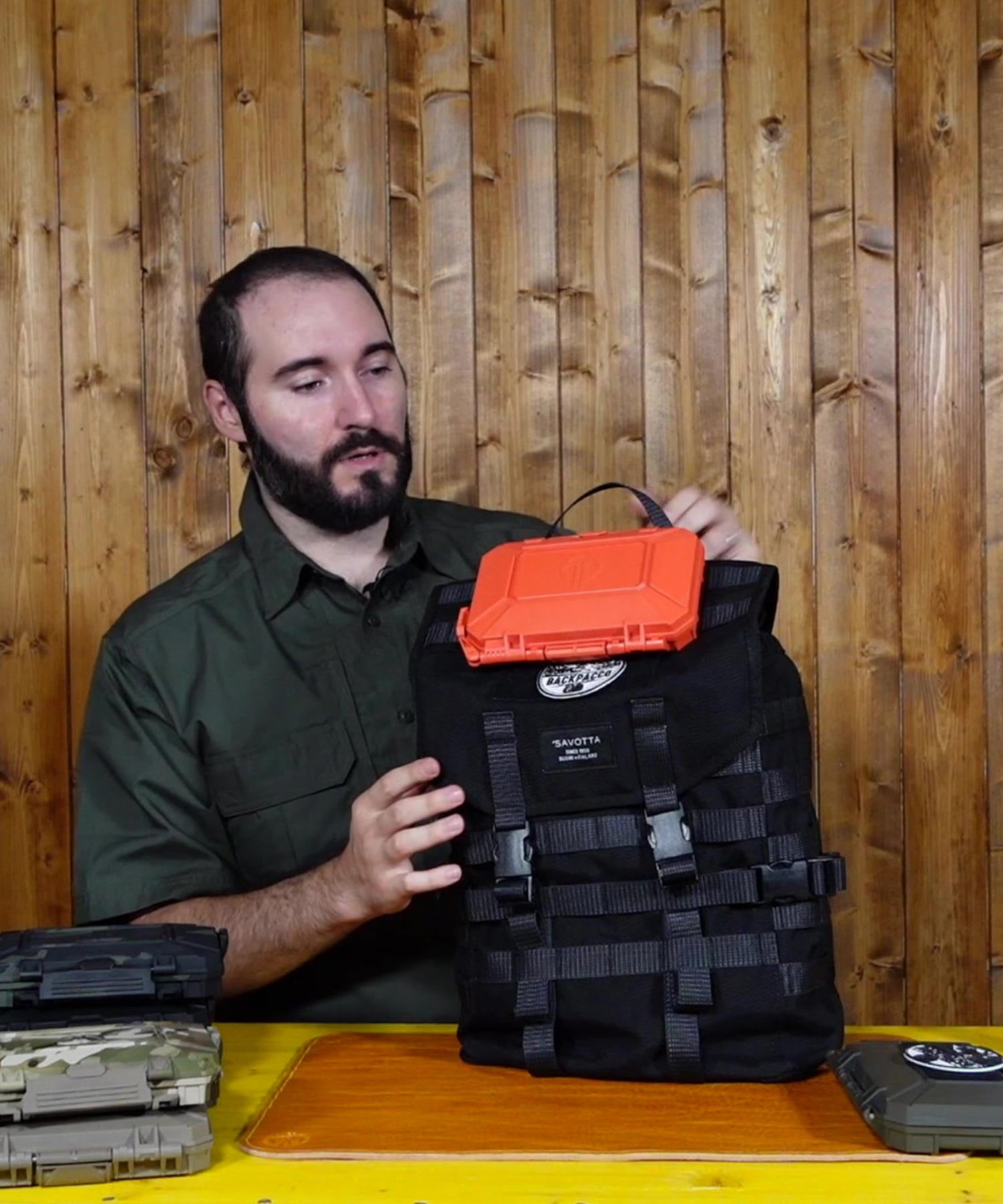 Paolo di backpacco monta il suo darkvault di thyrm sullo zaino savotta jaakari S black