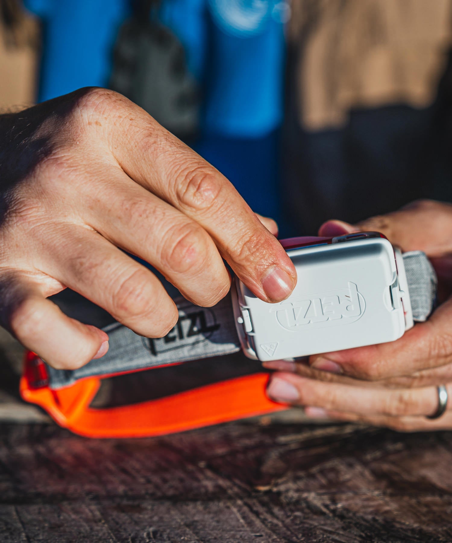 Paolo di backpacco mostra la torcia frontale petzl swift rl rossa - dettaglio batteria