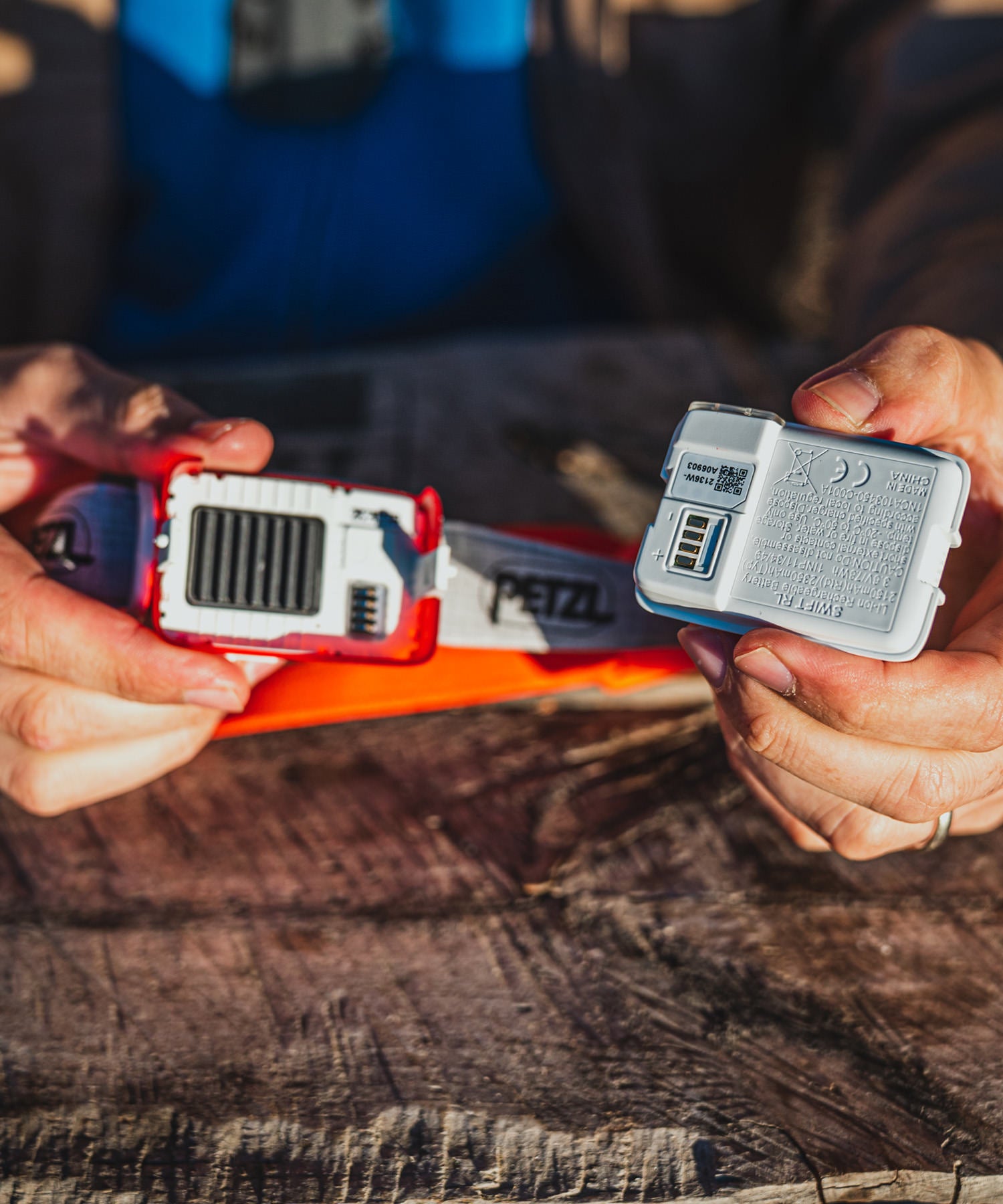 Paolo di backpacco mostra la torcia frontale petzl swift rl rossa con la batteria smontata