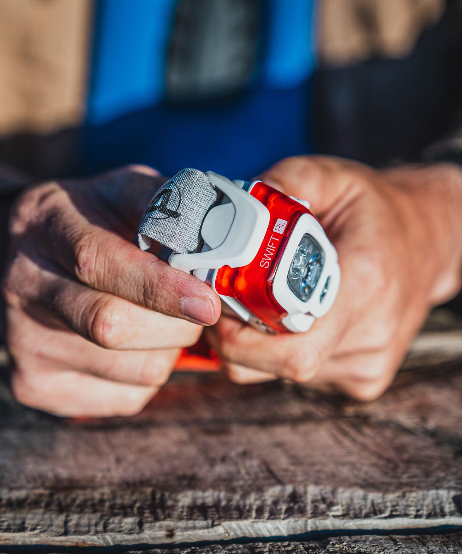 Paolo di backpacco mostra la torcia frontale petzl swift rl rossa di lato