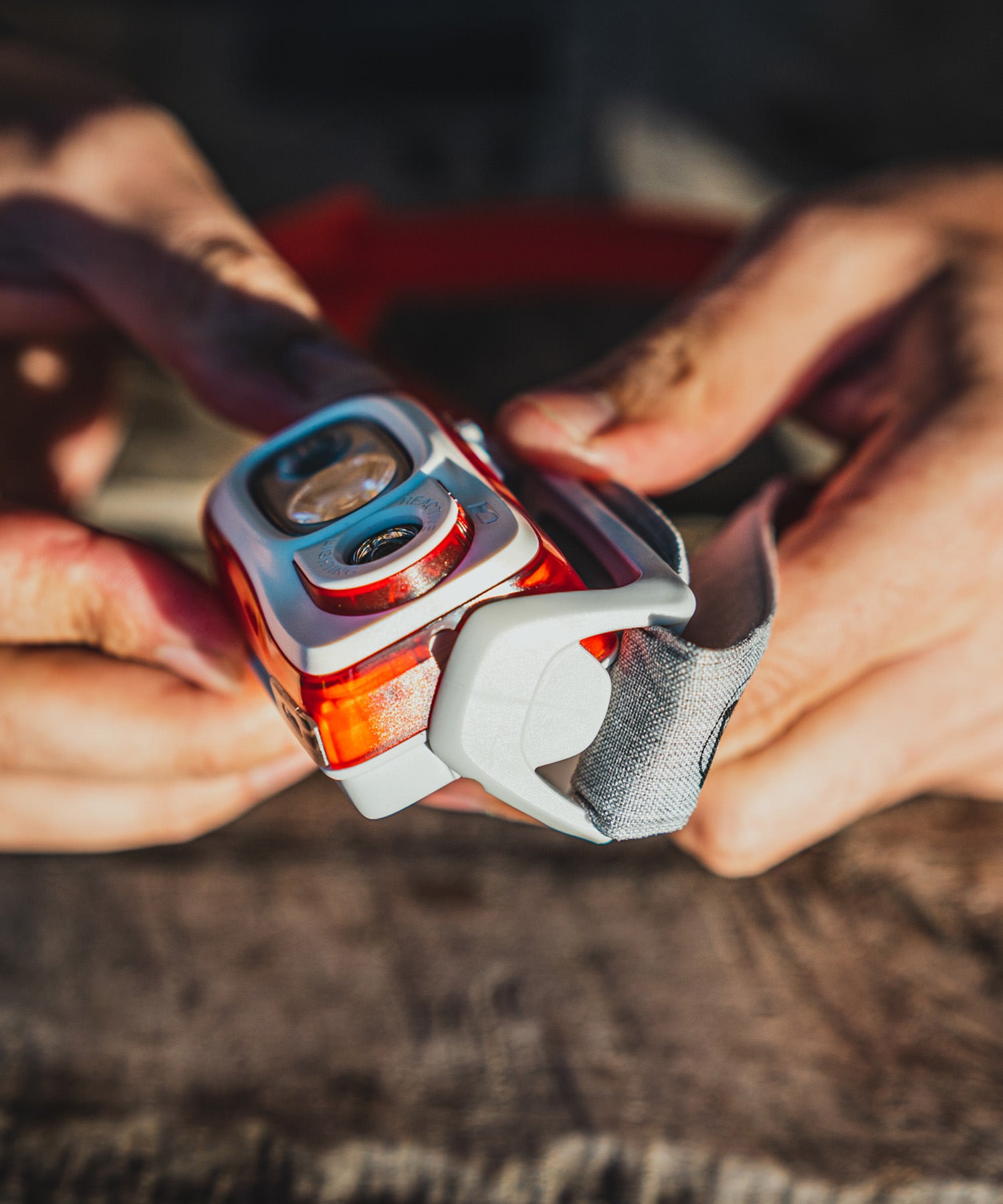 Paolo di backpacco mostra la torcia frontale petzl swift rl rossa mentre gira