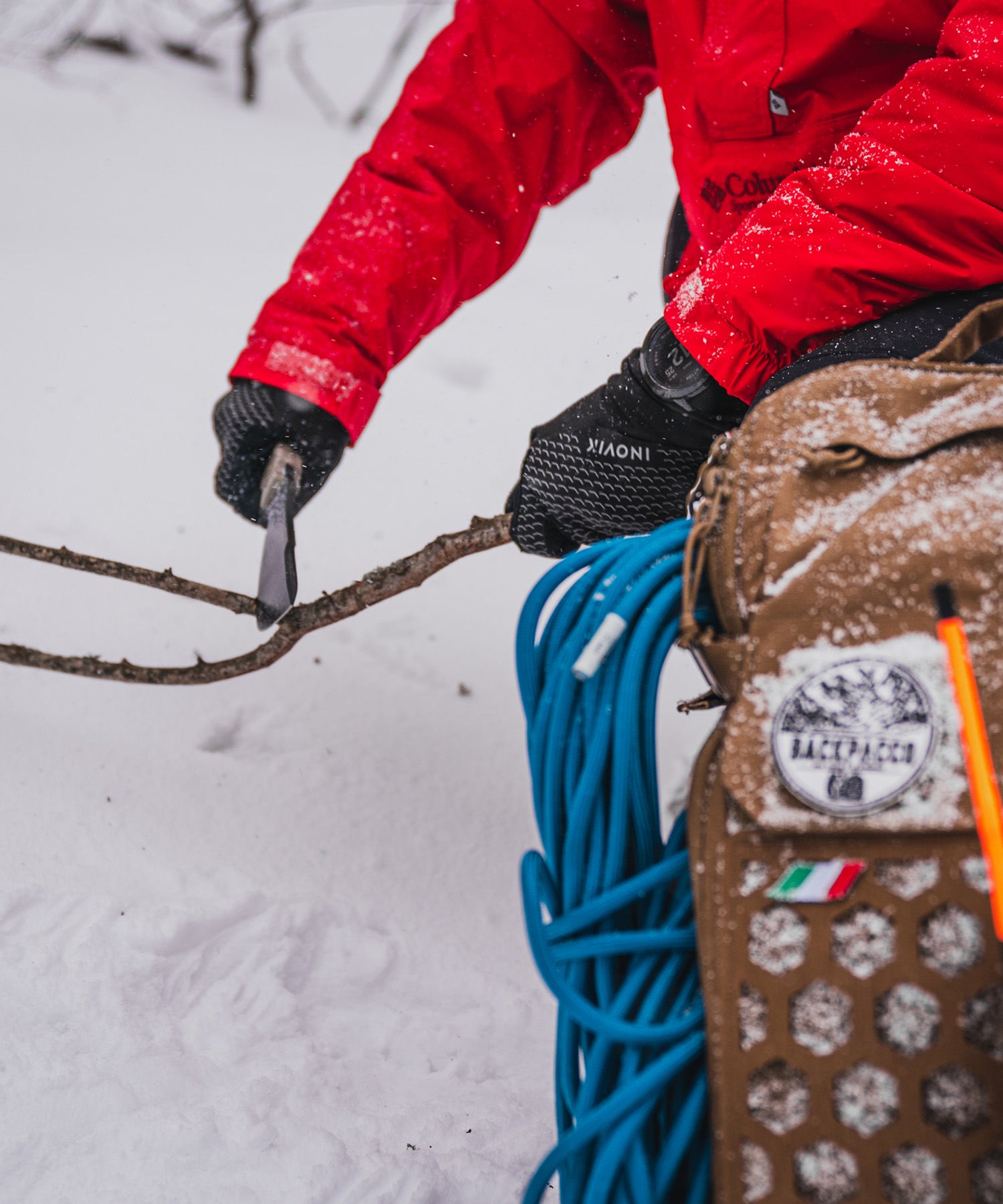 Paolo di backpacco prepara il fuoco in mezzo alla neve