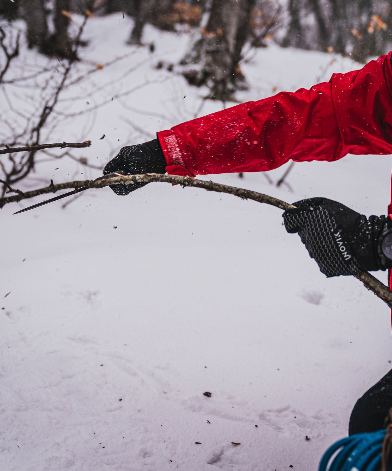 Paolo di backpacco prepara il rifugio con la legna recuperata nel bosco