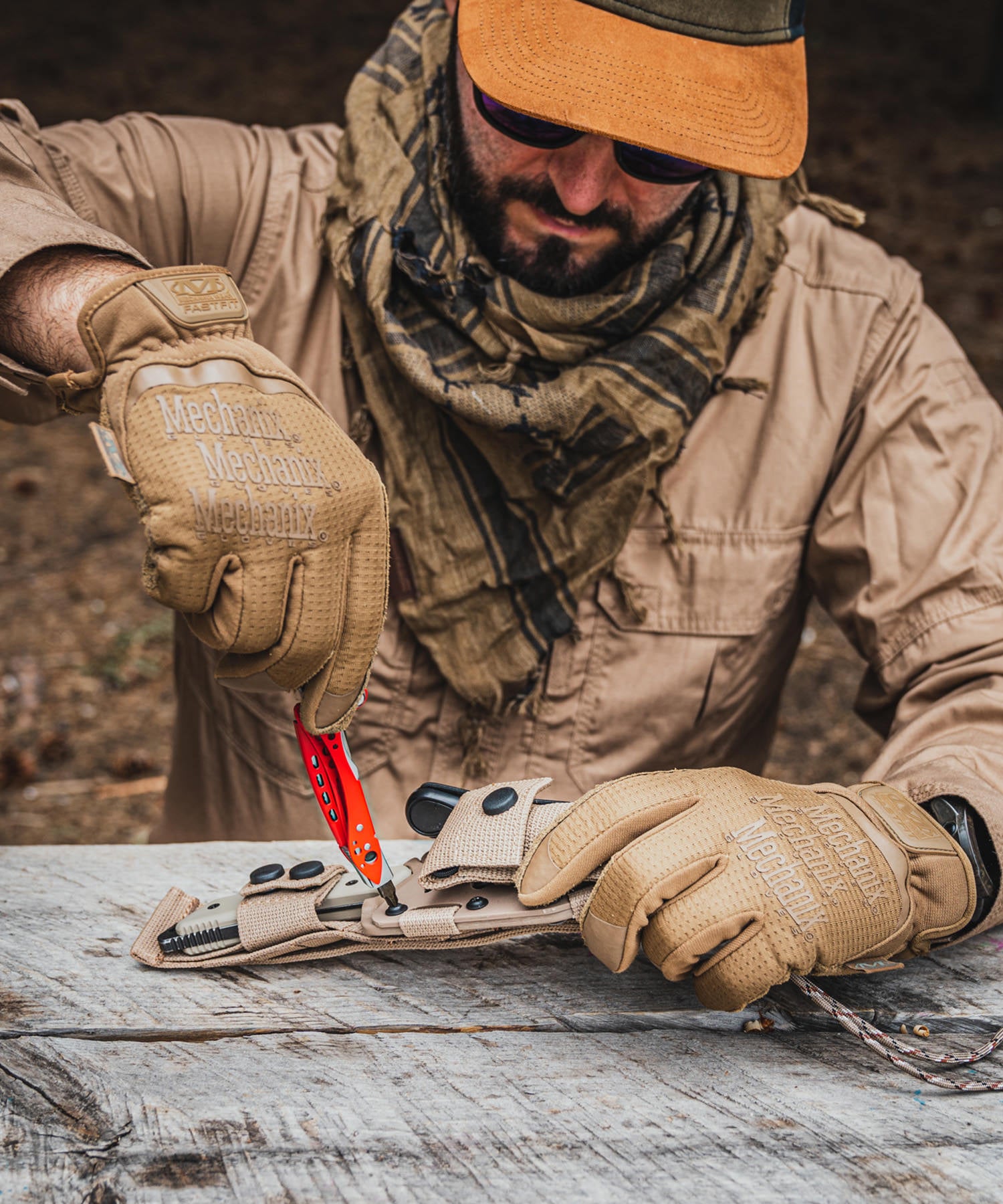 Paolo di backpacco sistema il fodero del sethlans extrema ratio con un leateherma skeletool