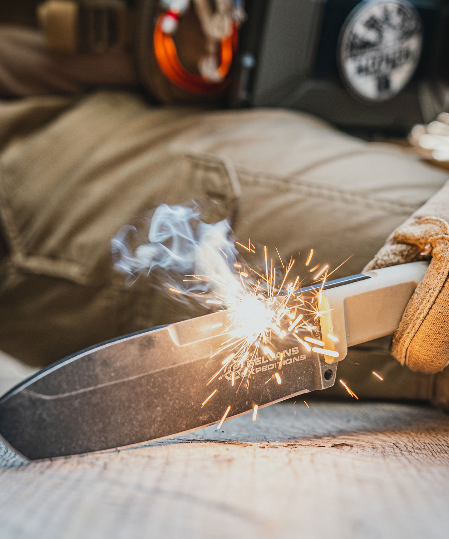 Paolo di backpacco usa il selvans con l'acciarino exotac firerod xl - scintille