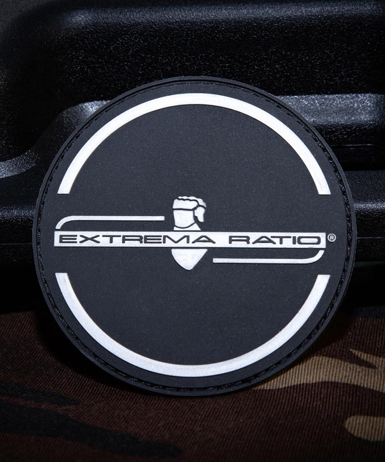 Patch extrema ratio nera appoggiata su valigetta