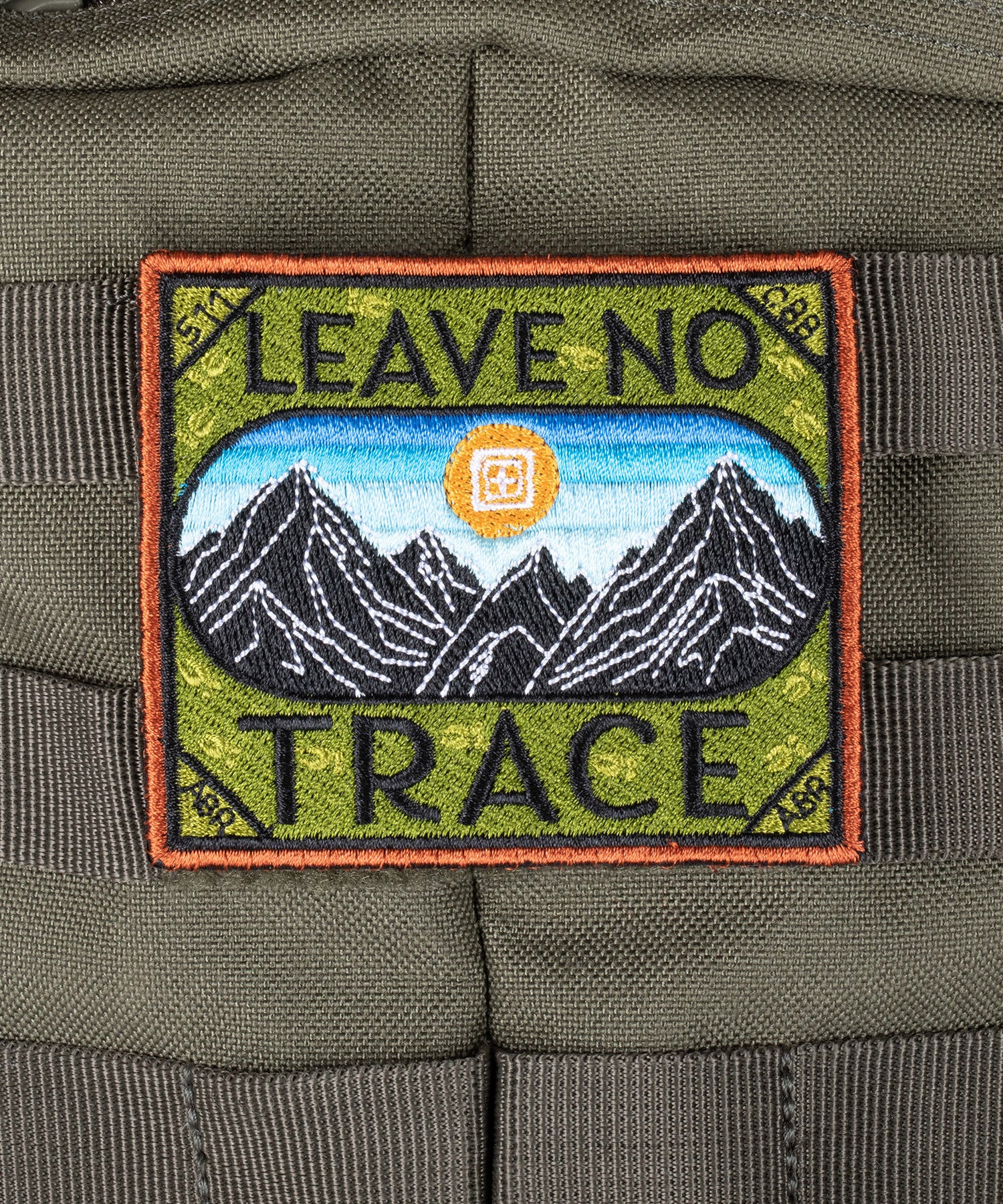 patche "leave no trace" applicata ad uno zaino 5.11 durante una passeggiata