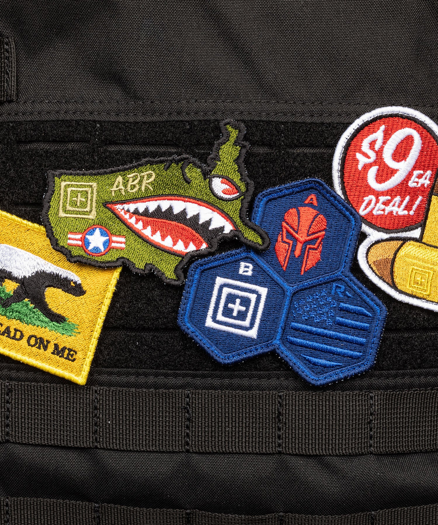 collezione di patch 5.11 applicate ad uno zaino