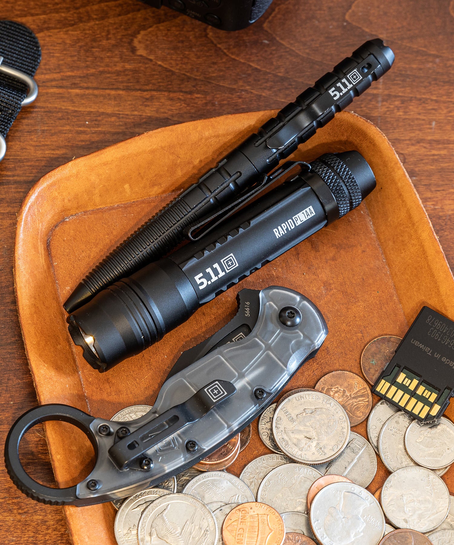 Penna 5.11 kubaton nera e monete