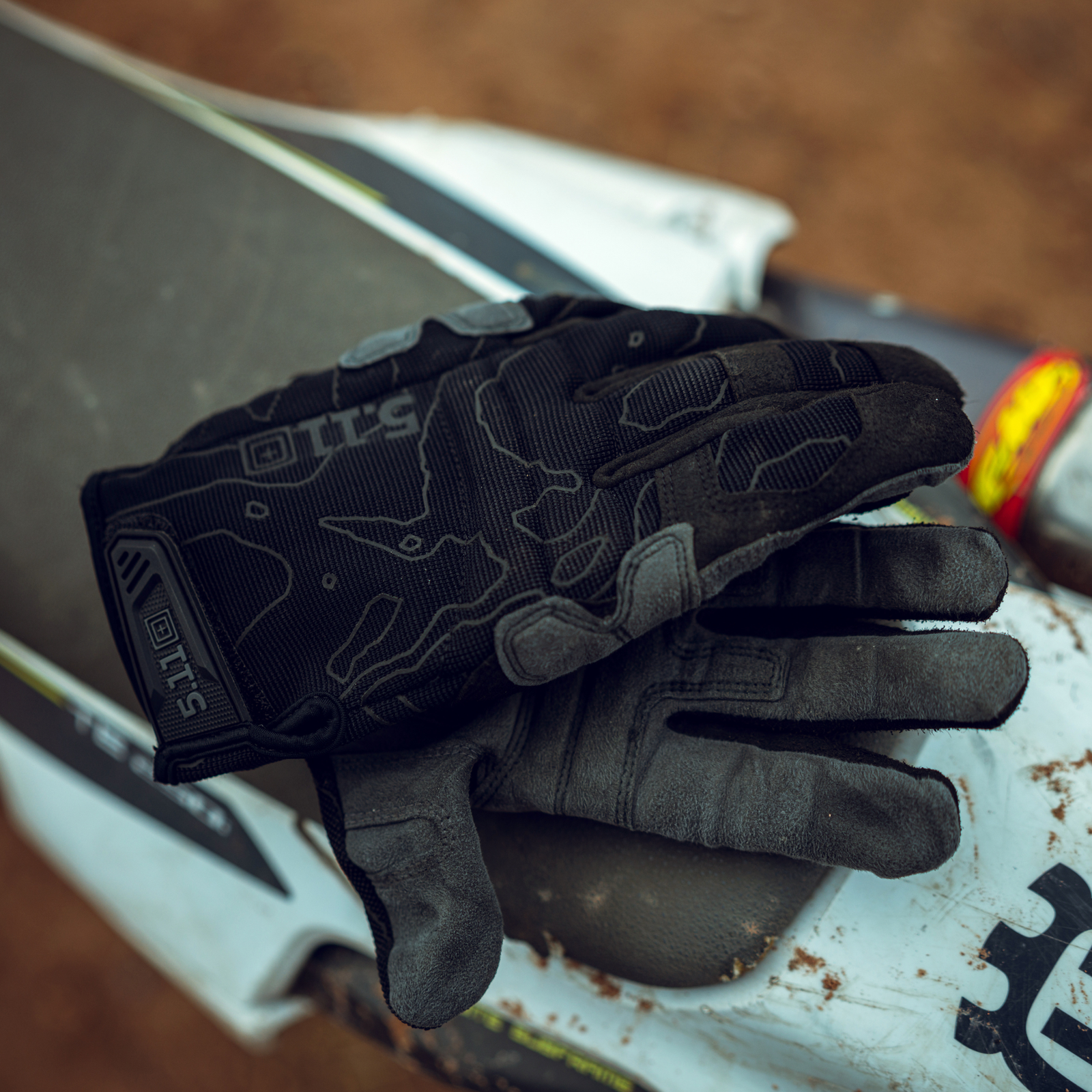 guanti disponibili su backpacco.it