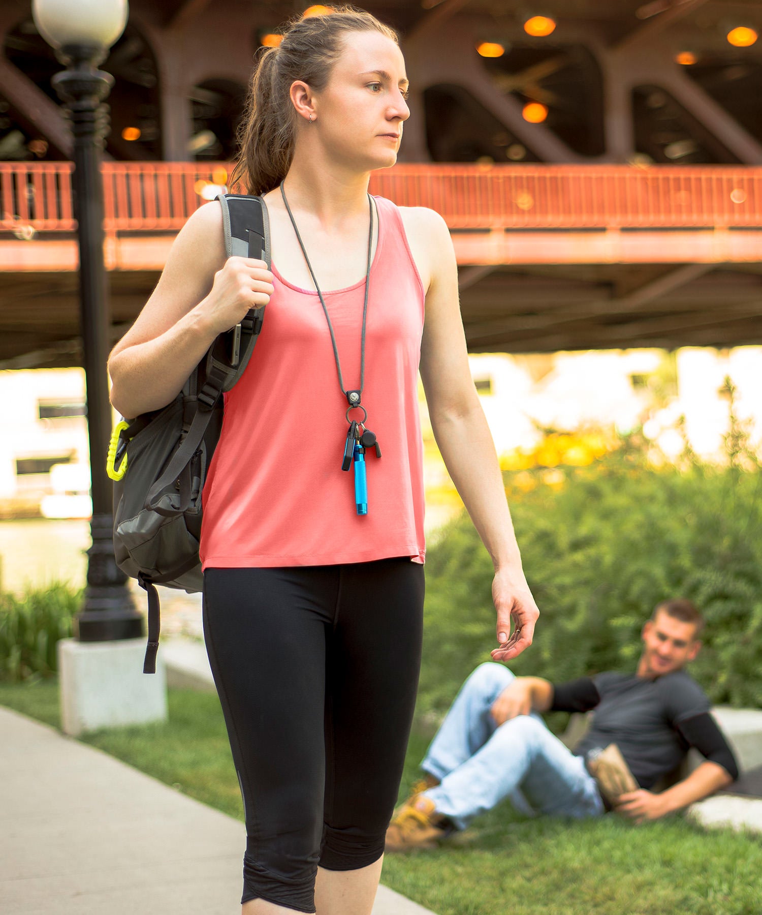 donna passeggia con il suo asp key defender al collo