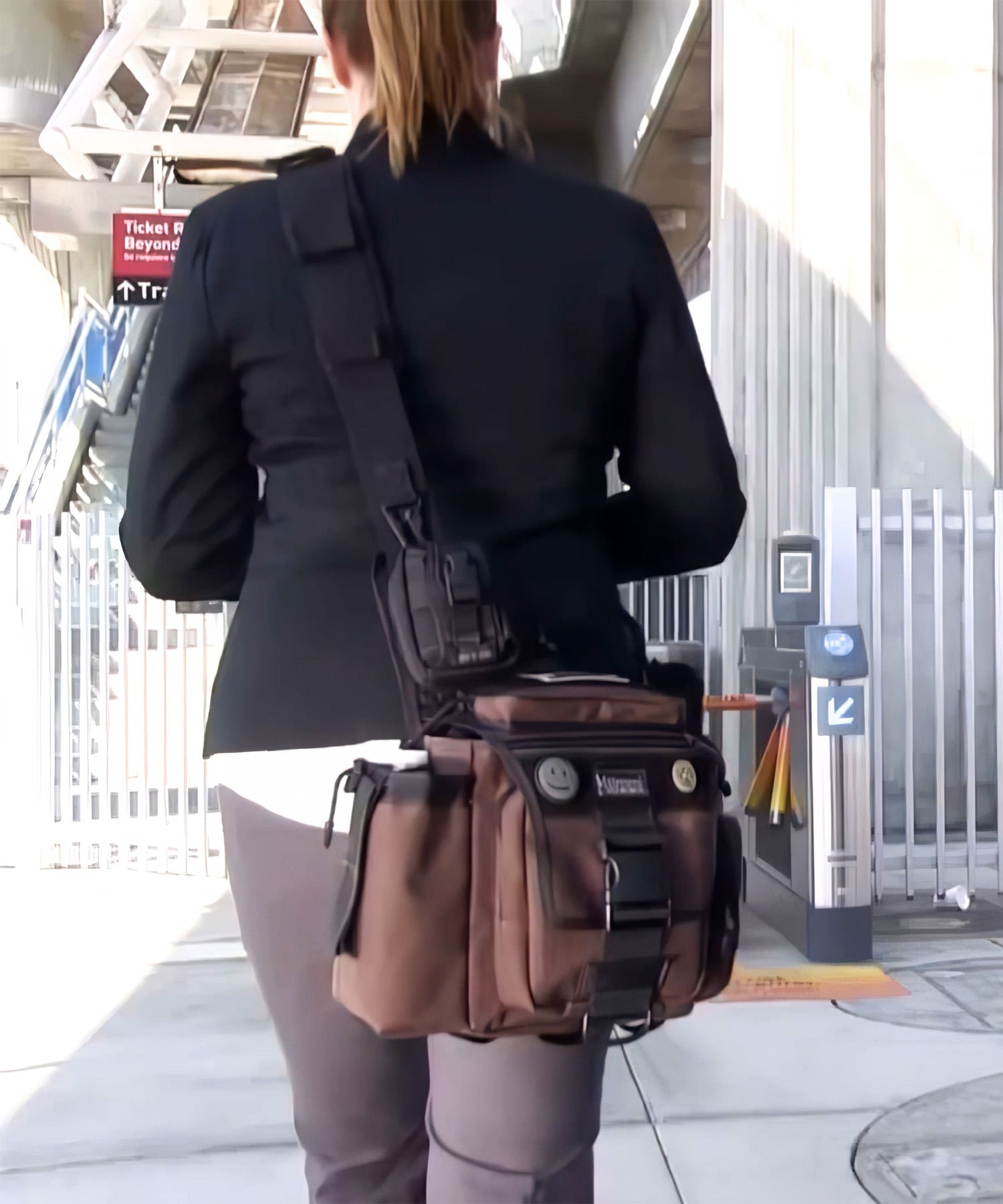 Ragazza con che passeggia con borsa e patch maxpedition
