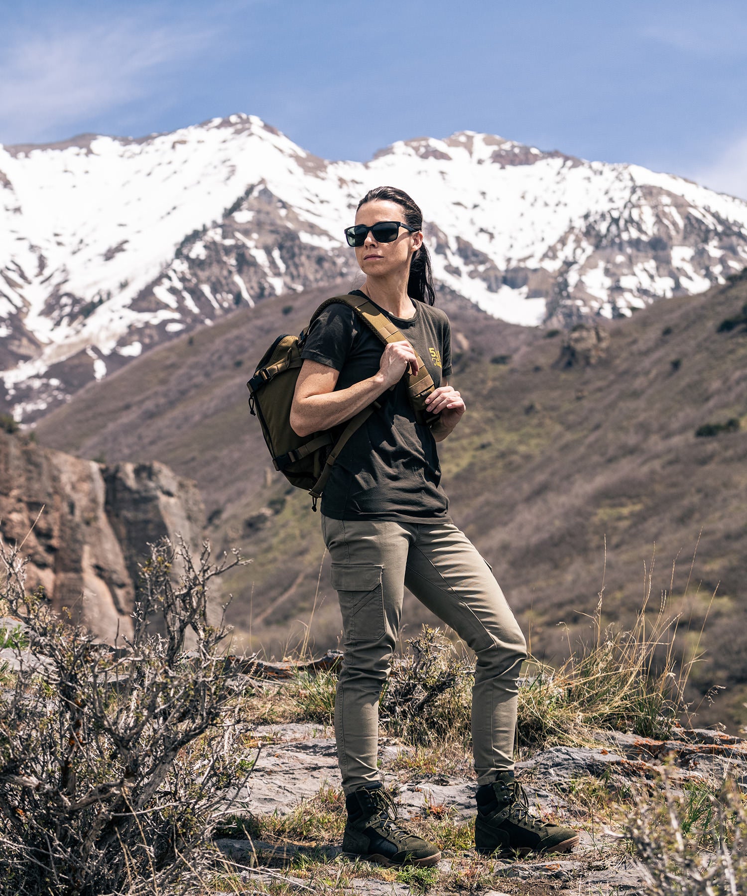 Ragazza fa un'escursione con 5.11 tactical sling kangaroo