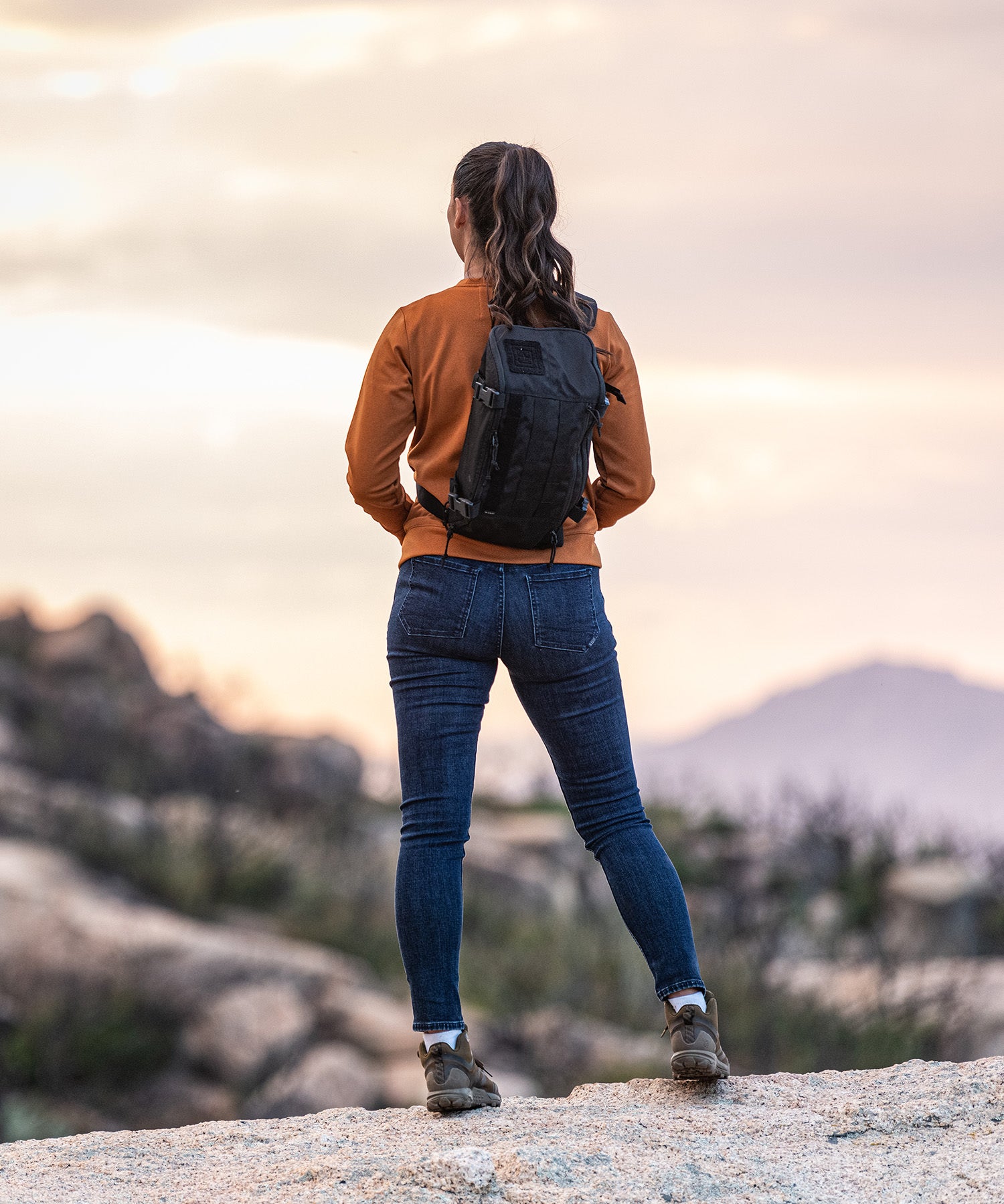 Ragazza fa un'escursione con 5.11 tactical sling pack nero