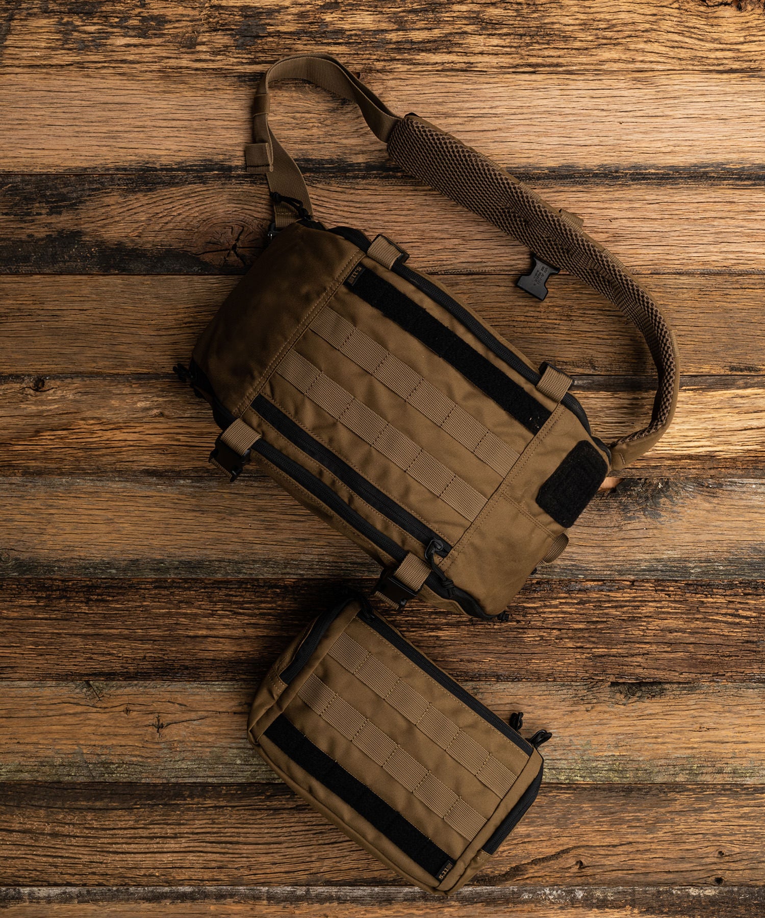 Rapid waist pack di 5.11 e rapid sling pack sul parquet