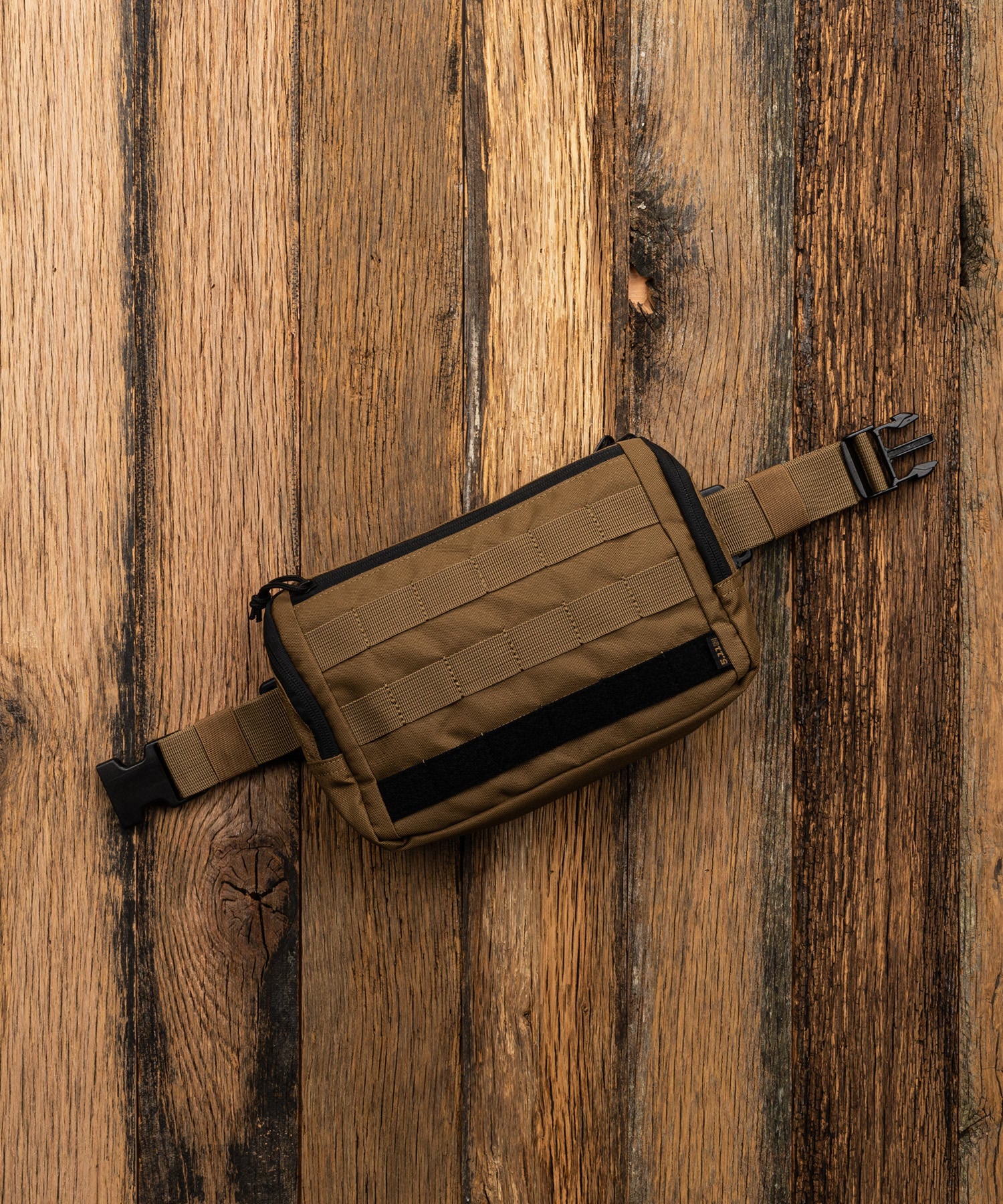 Rapid waist pack di 5.11 tactical sul parquet