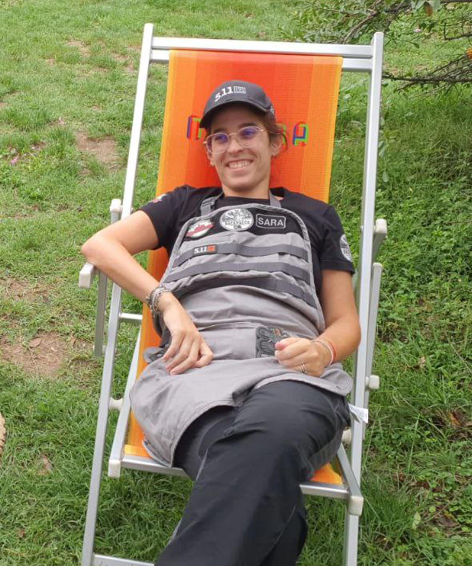 Sara dei RubbaRibs si riposa dopo una gara di barbecue molto intensa con indosso l'apron di 5.11