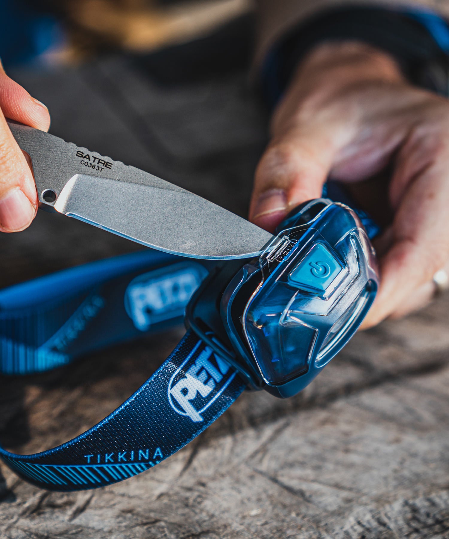 Satre Extrema Ratio stone washed usato per aprire il vano batteria della mia torcia frontale PETZL