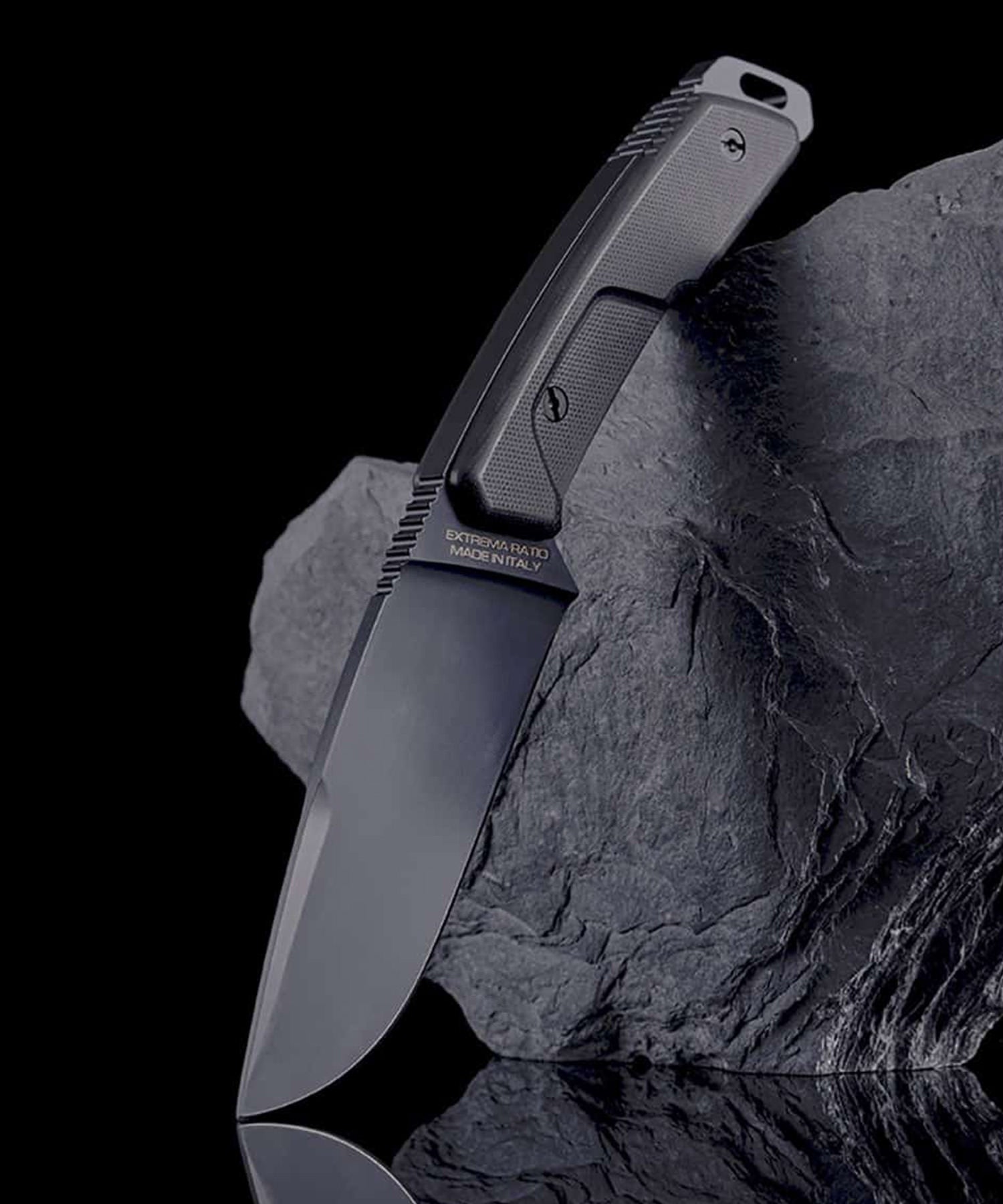 Sethlans extrema ratio in D2 appoggiato ad una roccia