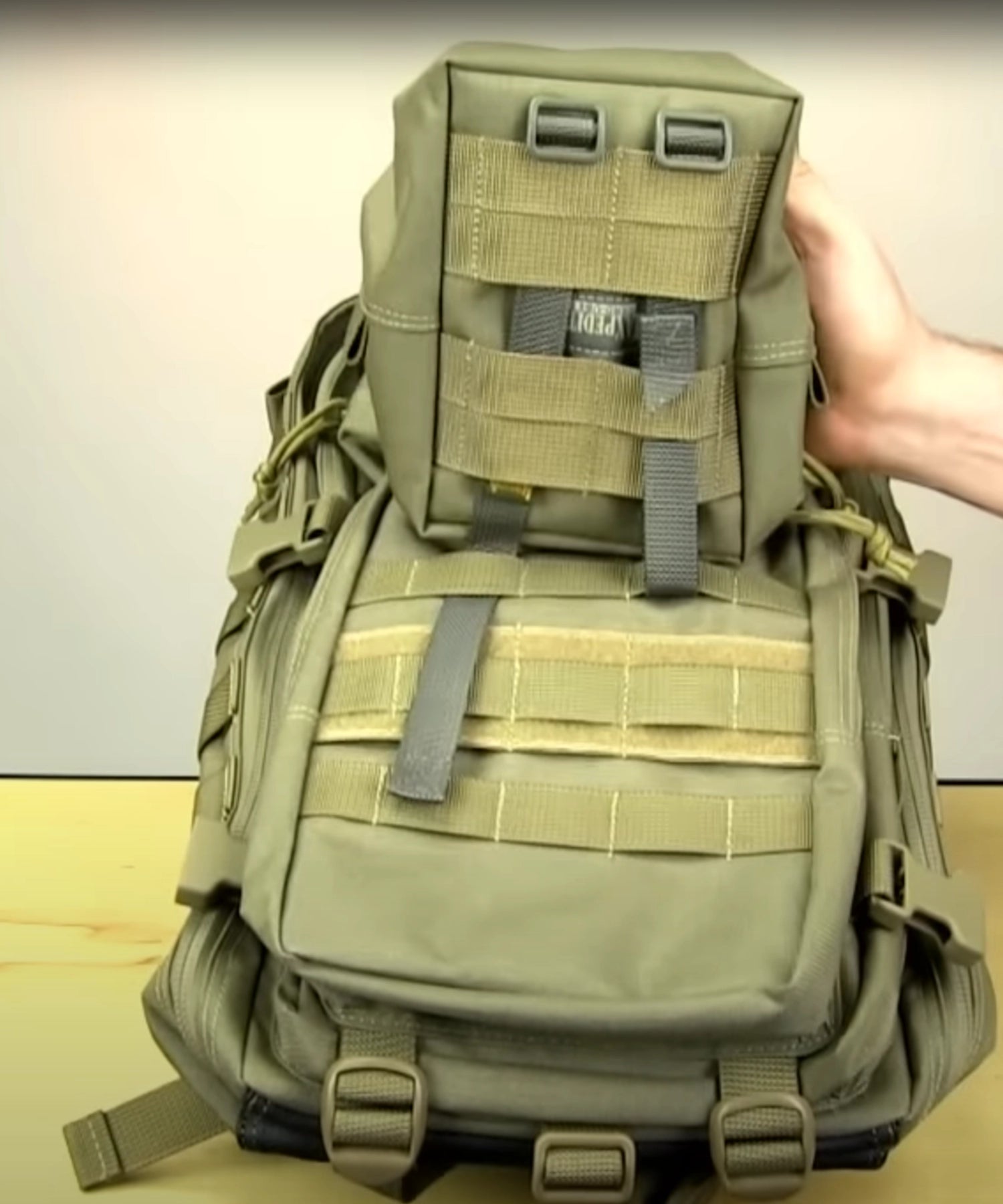 La TacTie di Maxpedition viene inserita nel passante molle