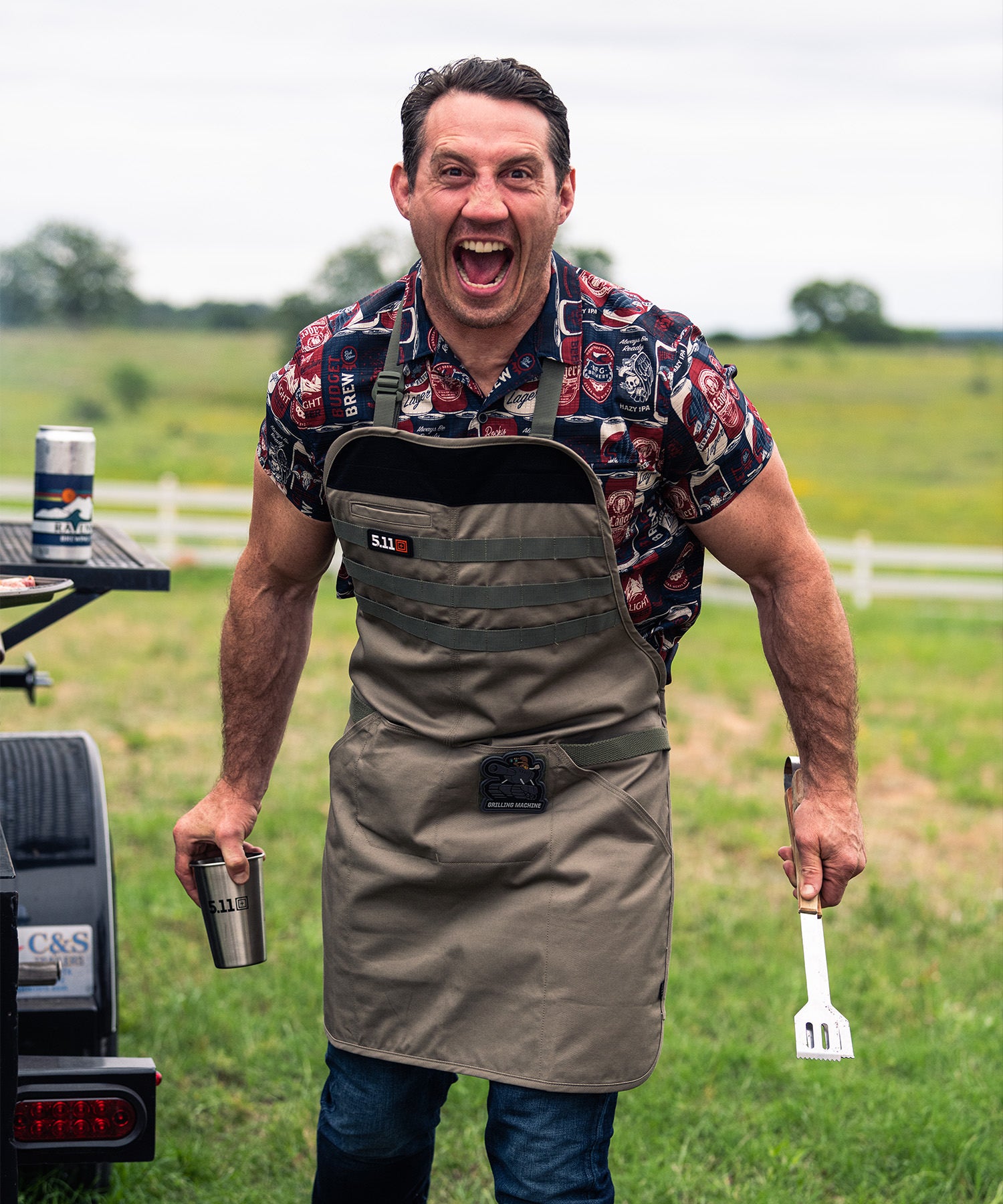 Tim Kennedy indossa il grembiule apron per la sua grigliata