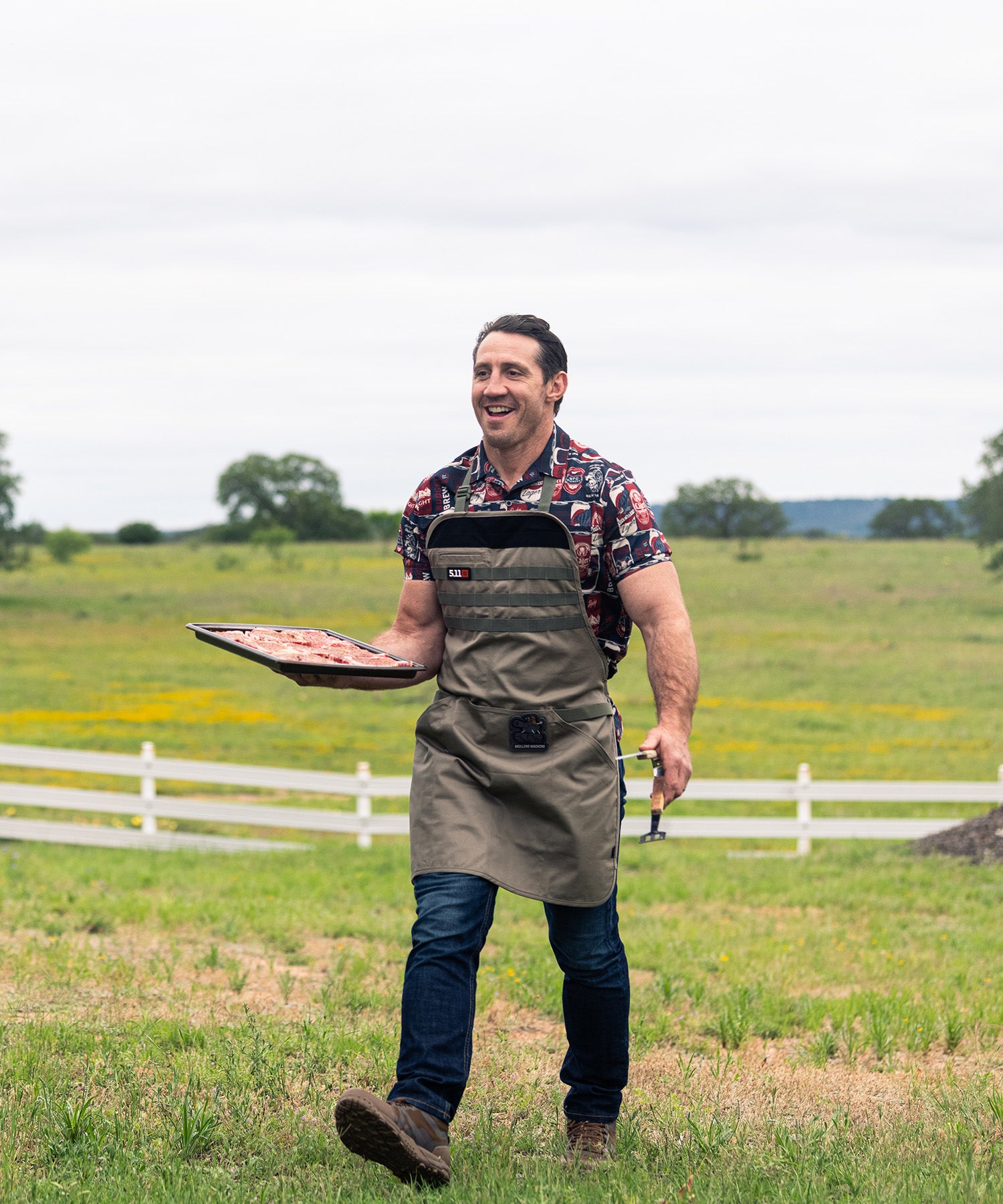 Tim Kennedy indossa il grembiule apron per la sua grigliata e porta il bacon