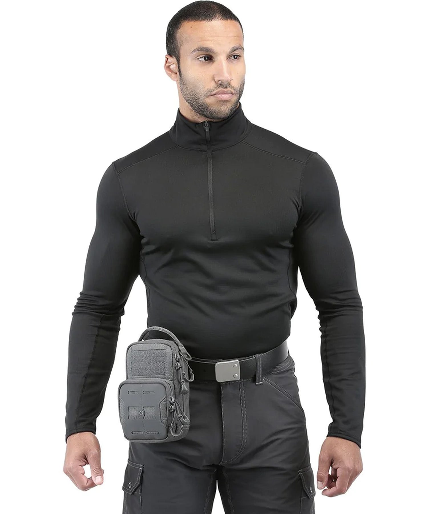 Uomo indossa la pouch maxpedition DEP alla cintura
