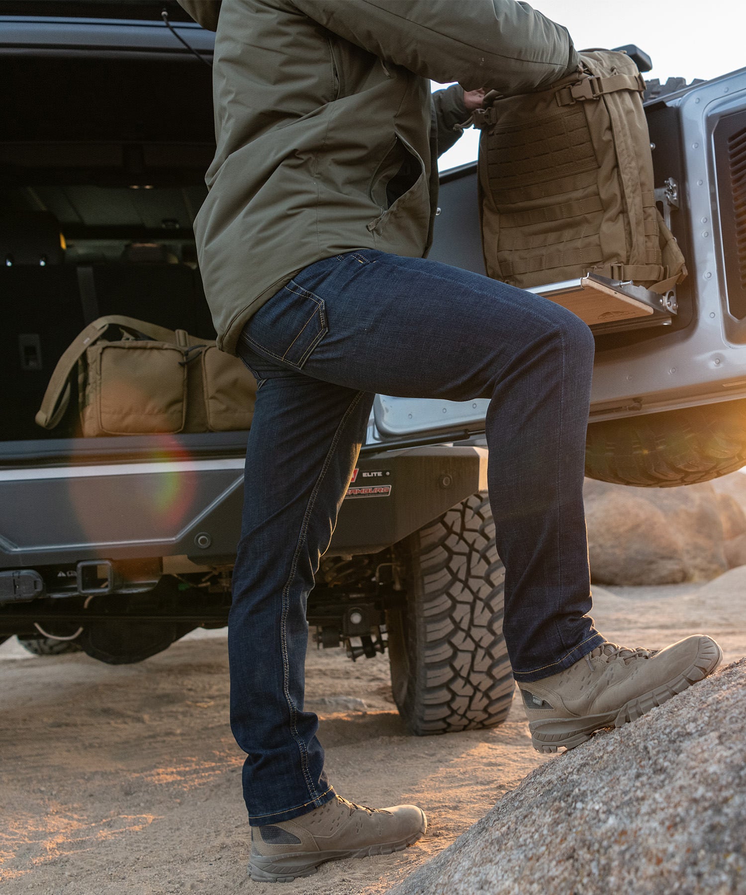 Uomo scende dal fuoristrada e prepara lo zaino con la borsa range ready treiner bag di 5.11 nel bagagliaio
