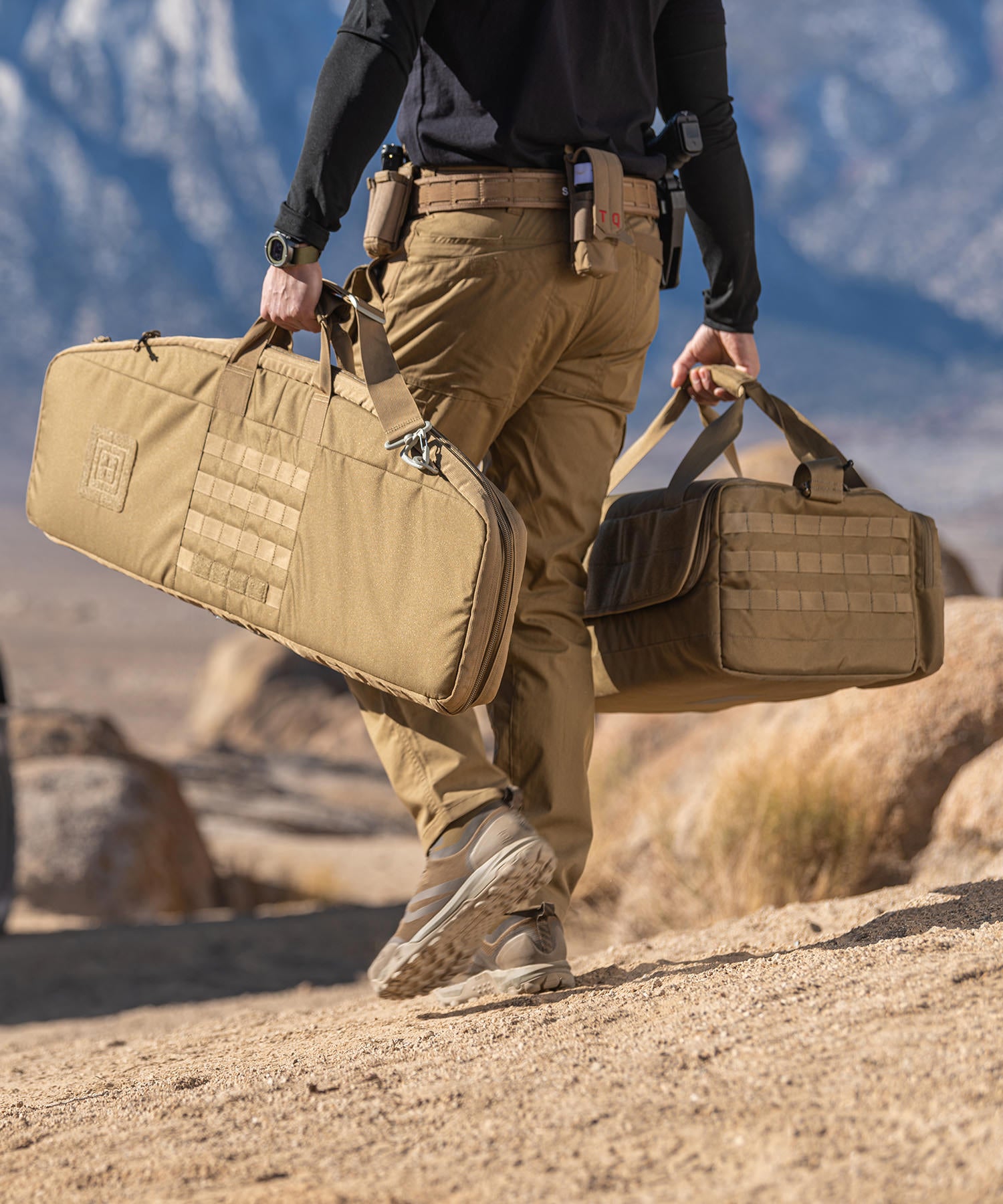 Uomo va al poligono con borsa range ready trainer bag e single rifle case