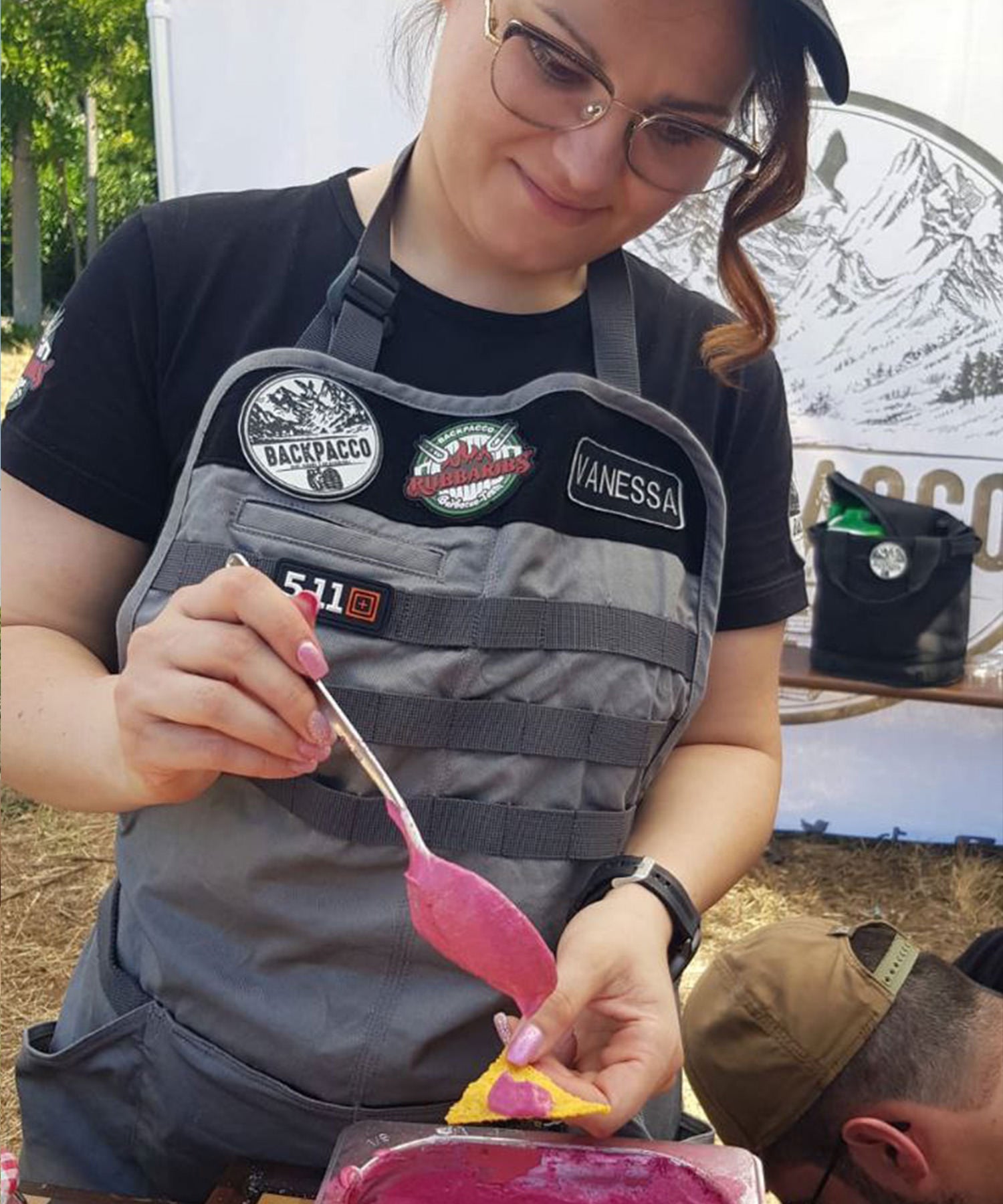 Vanessa dei RubbaRibs si condisce dei nachos con l'apron