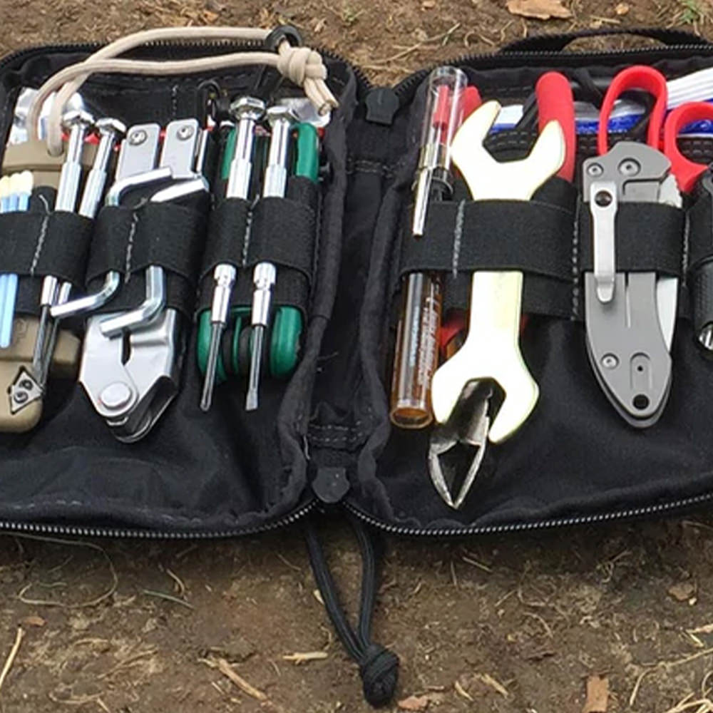 tasca maxpedition aperta ed equipaggiata con molti utensili da lavoro