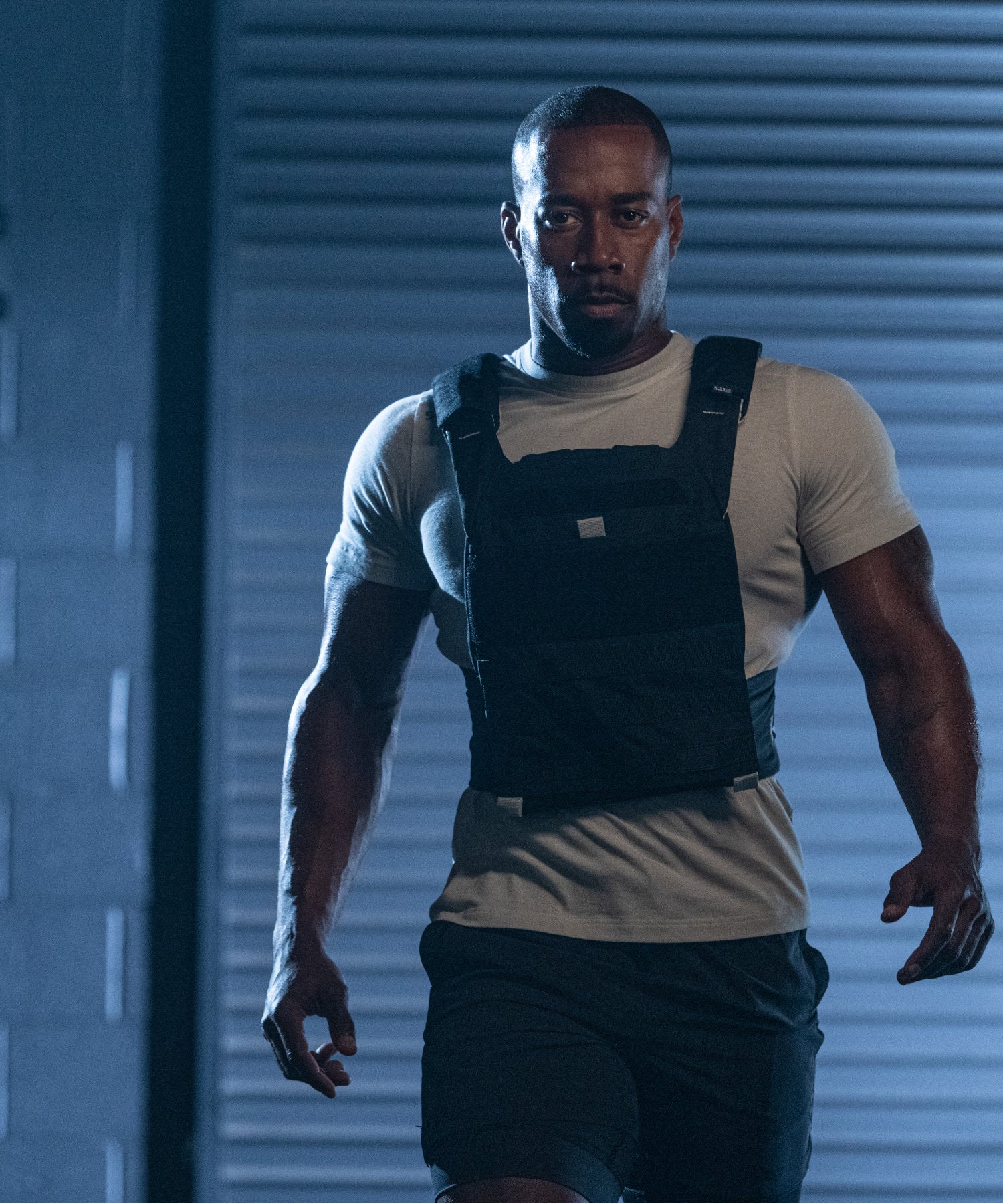 uomo si allena in palestra con 5.11 tactec trnr weight vest