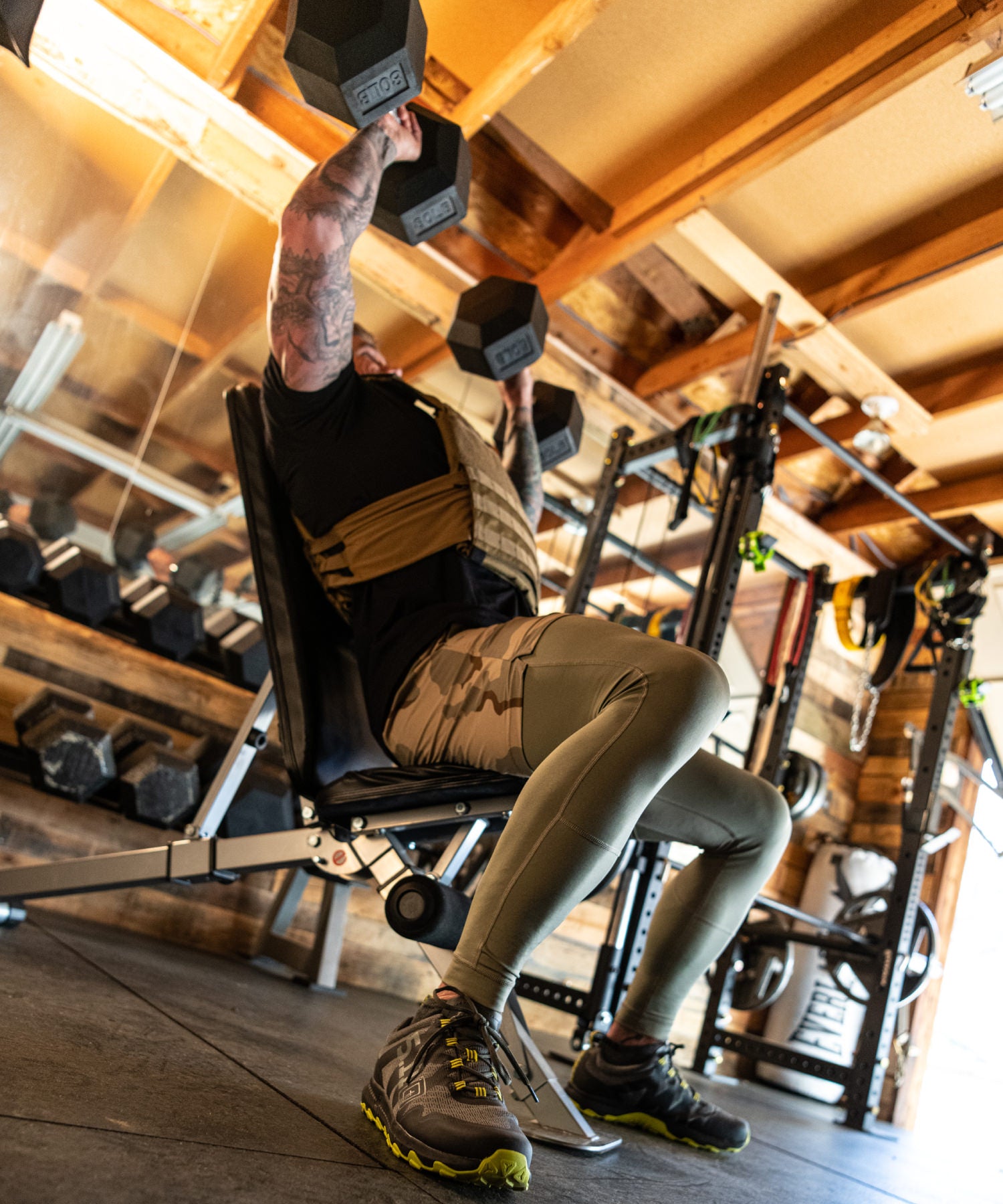 uomo si allena con i pesi alla panca inclinata indossando un 5.11 tactec trnr weight vest