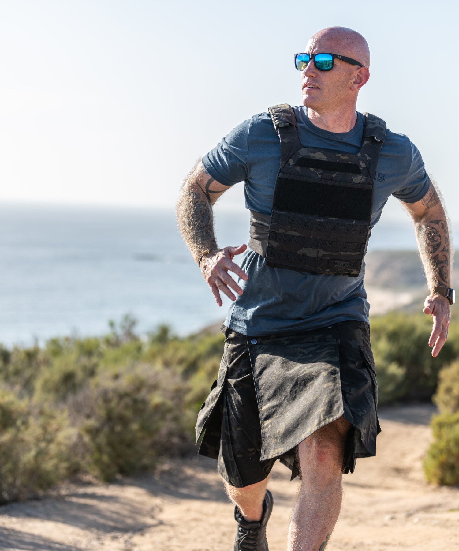 uomo si allena sulla spiaggia indossando il 5.11 tactec trnr weight vest