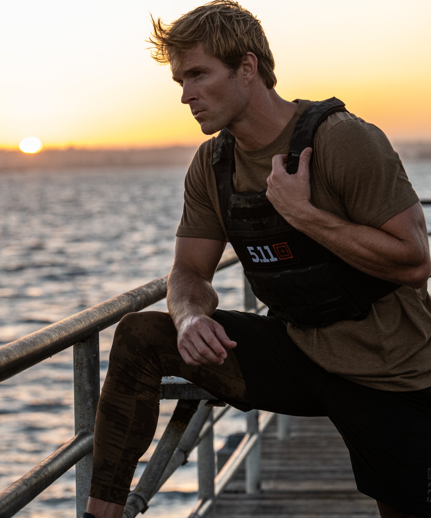 ragazzo si riposa sul molo con 5.11 tactec trnr weight vest