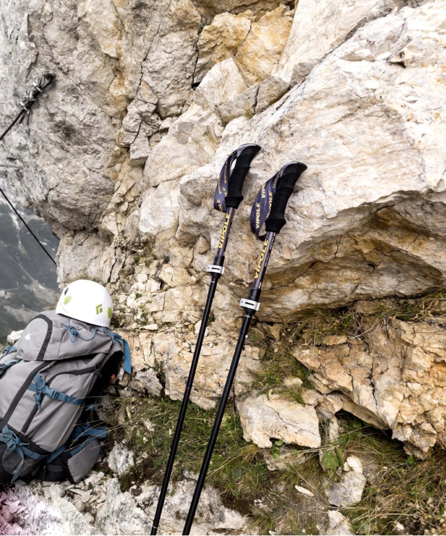 Bastoncini Vipole appoggiati ad una roccia