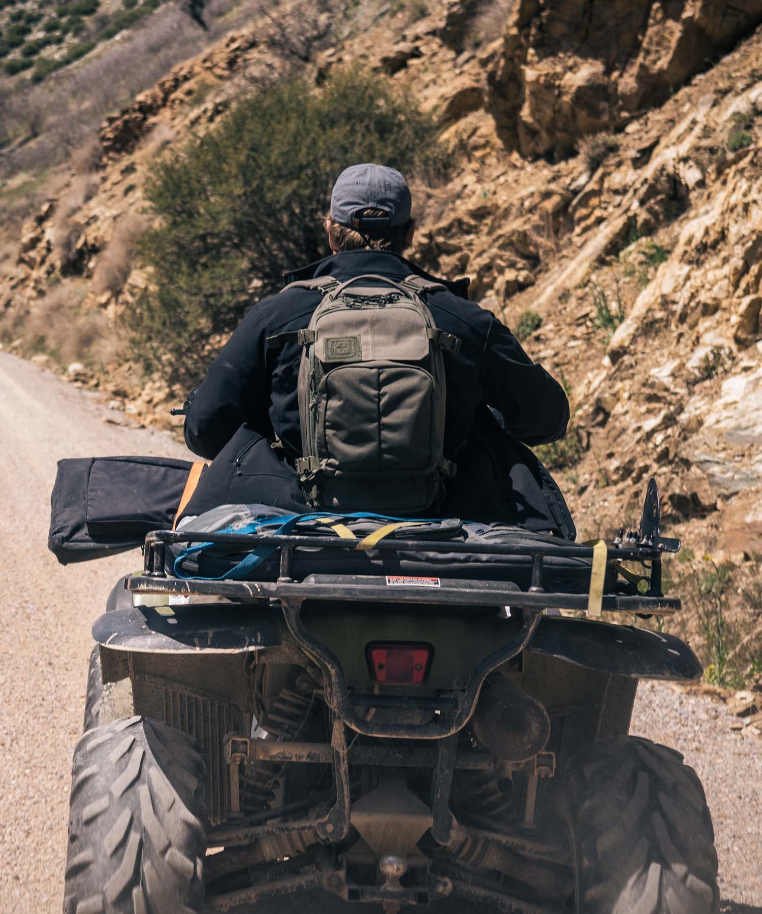 Giretto in quad con tutto il nostro EDC fermamente organizzato nell'admin gear set