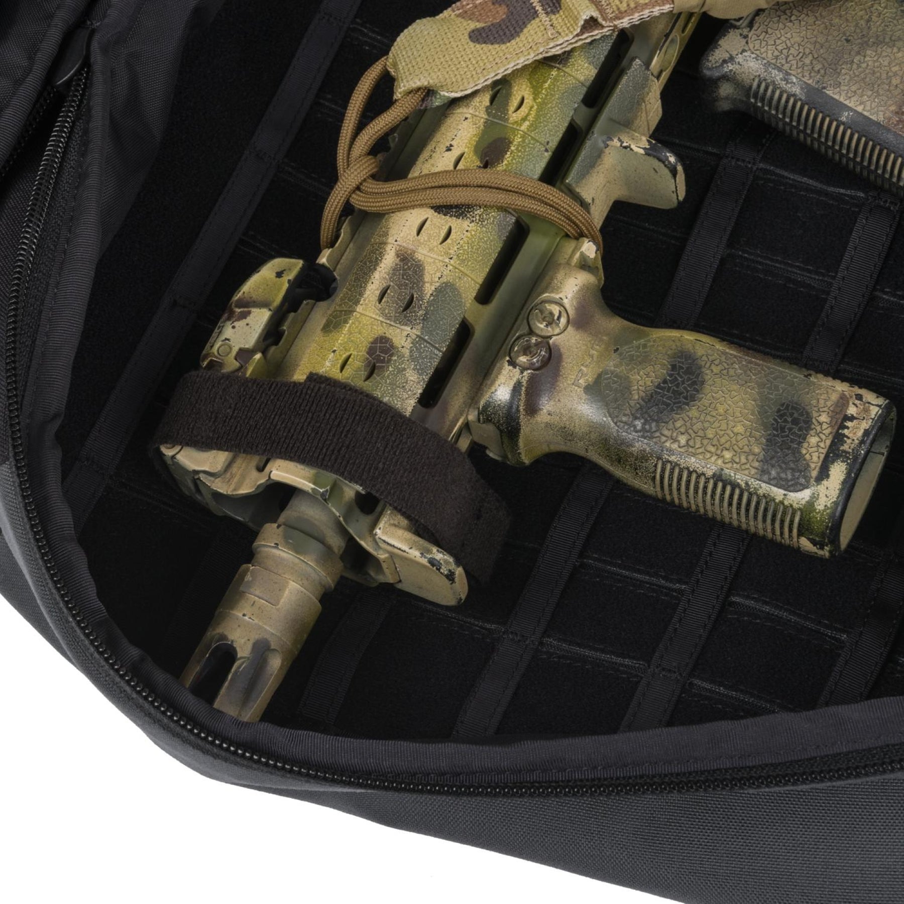 Zaino tattico DIRECT ACTION DRAGONFLY LOW PROFILE GUN PACK da 13.5 litri in design compatto grigio e nero, con spallacci imbottiti, maniglia laterale e doppio scomparto - ideale per uso militare, urbano, su backpacco.it