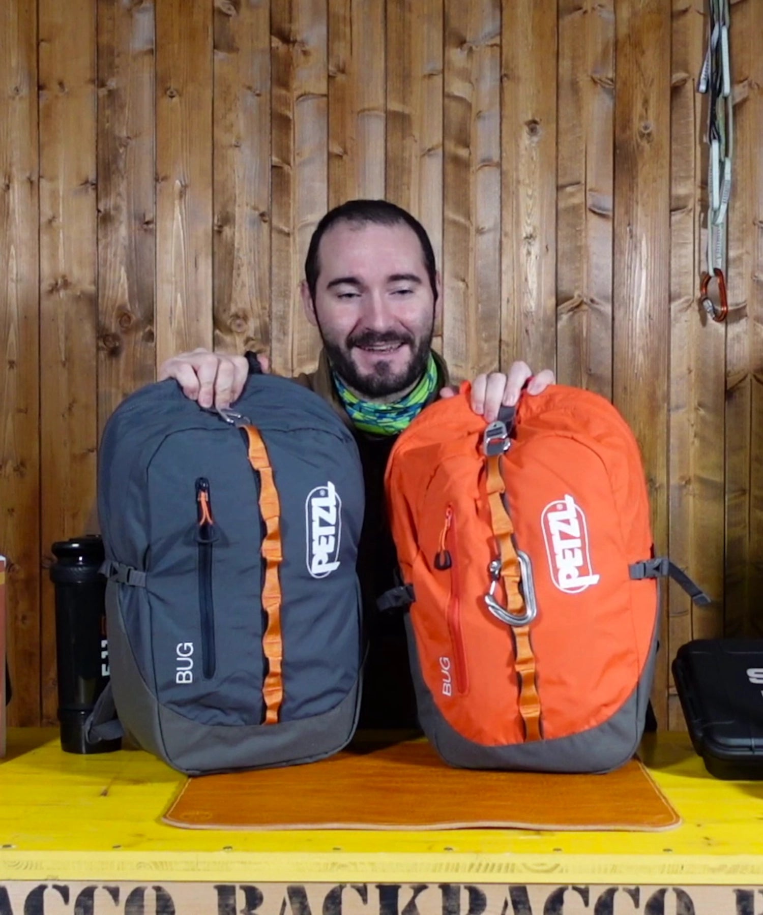 Paolo di backpacco.it mostra i Bug di Petzl nelle varianti grigia e rosso/arancio